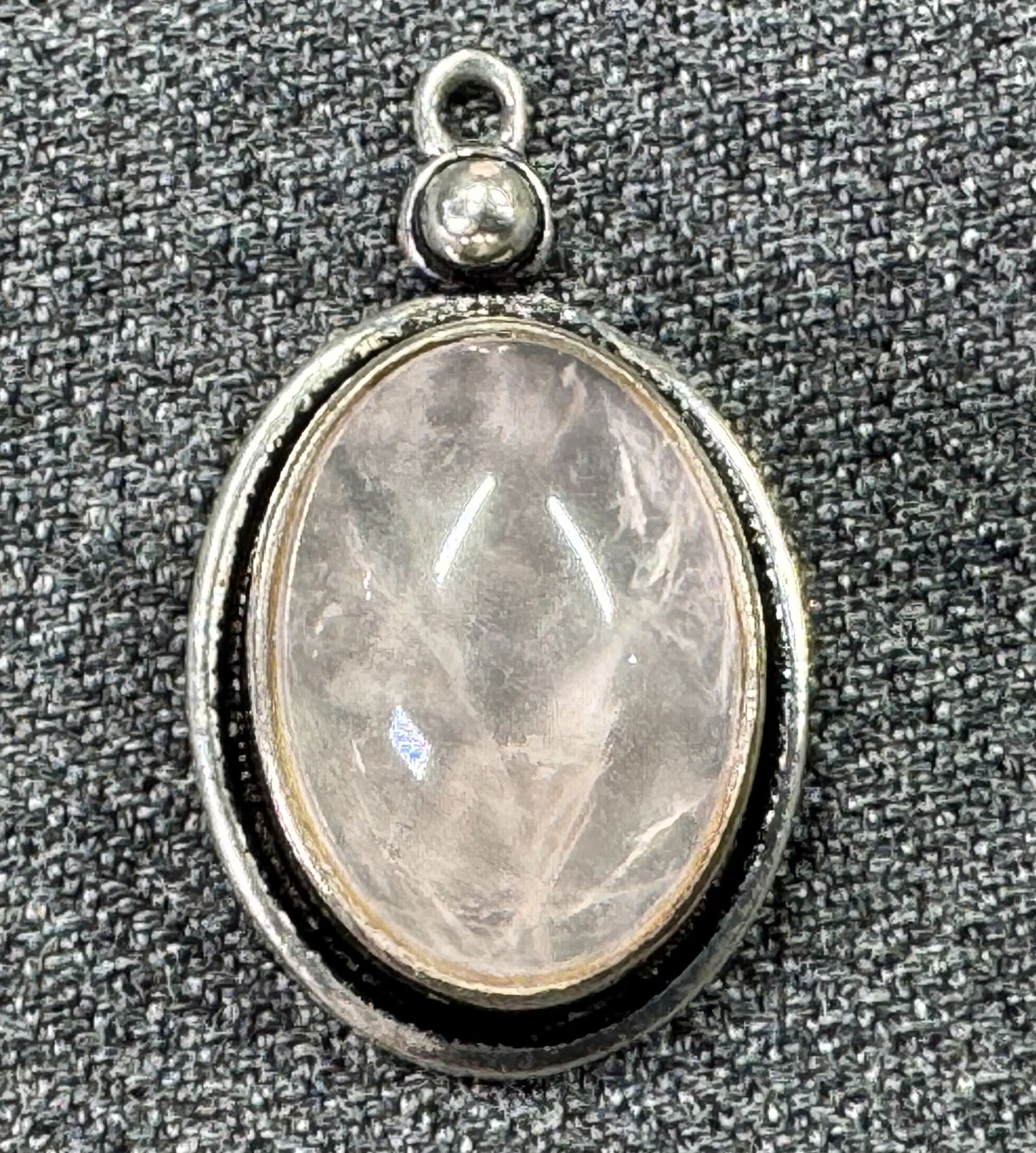 Vintage modernist rose quartz cab black accents sterling silver pendant: Vintage modernist rose quartz cab black accents sterling silver pendant. Unmarked. For measures please refer to the pictures taken with a measuring tape. Weight: 2.90 Grams. IN HOUSE Estimated* SHIPPI