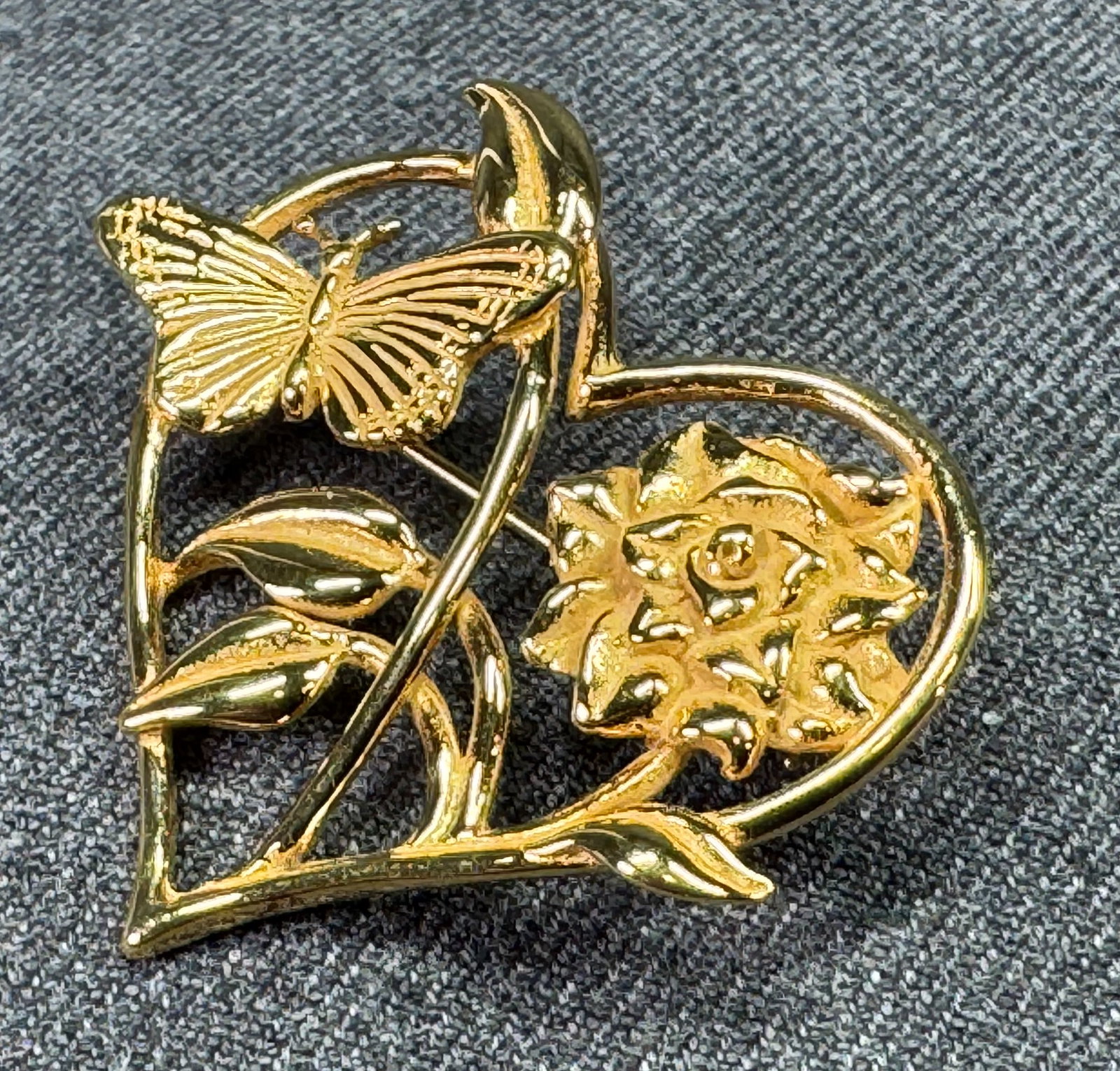 H&H Hand & Hammer gilt sterling spring heart brooch pin: H&H Hand & Hammer gilt sterling spring heart brooch pin. Marked. For measures please refer to the pictures taken with a measuring tape. Weight: 9.15Grams. IN HOUSE Estimated* SHIPPING & HANDLING COST 