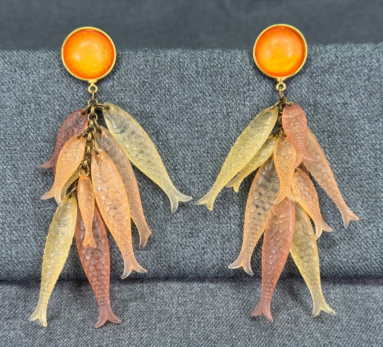 Vintage Amy Jo lucite fish dangles goldtoned stud earrings: Vintage Amy Jo lucite fish dangles goldtoned stud earrings. Unmarked. For measures please refer to the pictures taken with a measuring tape. Weight: 30 Grams. IN HOUSE Estimated* SHIPPING & HANDLING C