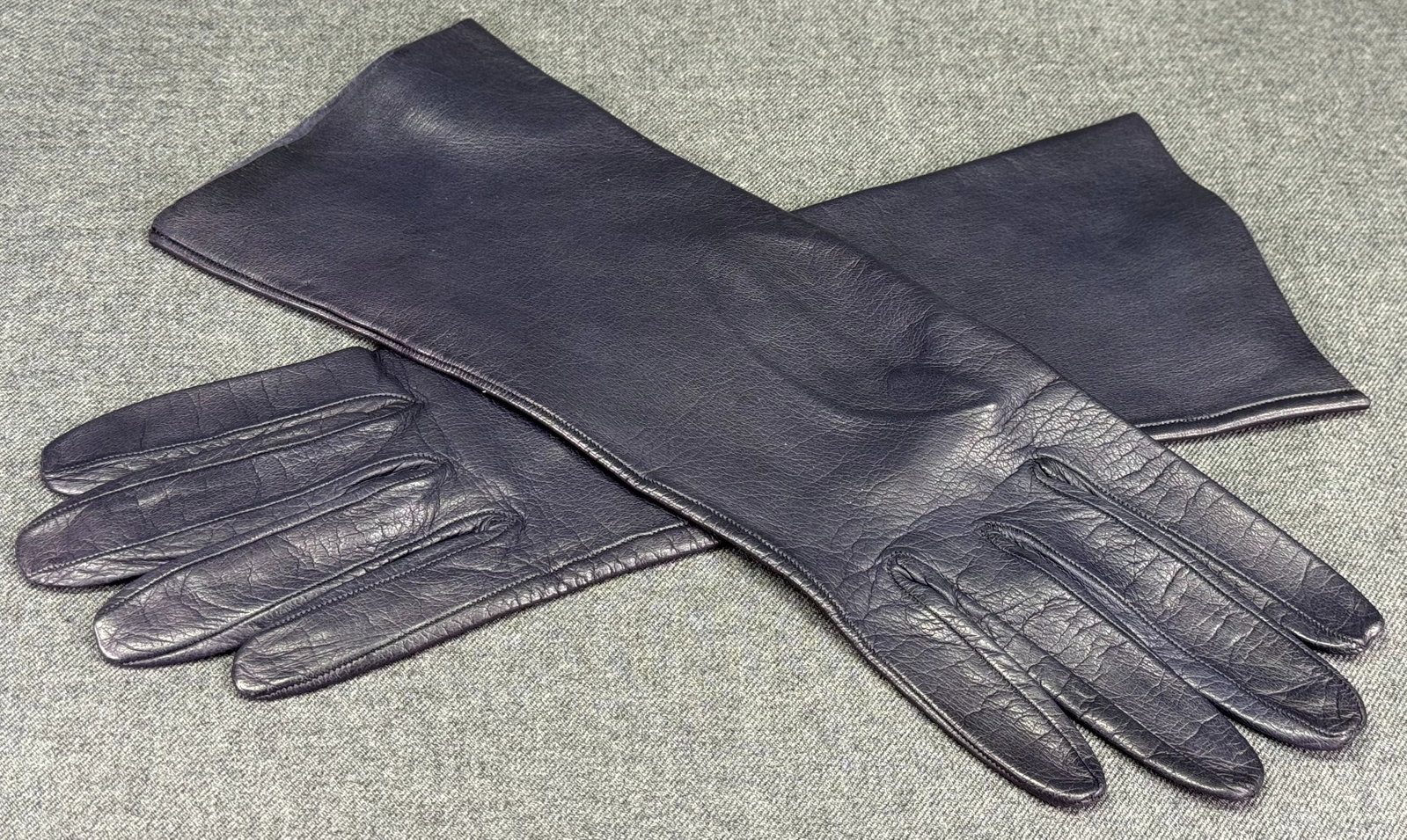 Vintage genuine blue leather gloves: Vintage genuine blue leather gloves. Unmarked. No size. For measures please refer to the pictures taken with a measuring tape. IN HOUSE Estimated* SHIPPING & HANDLING COST WITHIN THE U.S. : $7 WE COMB