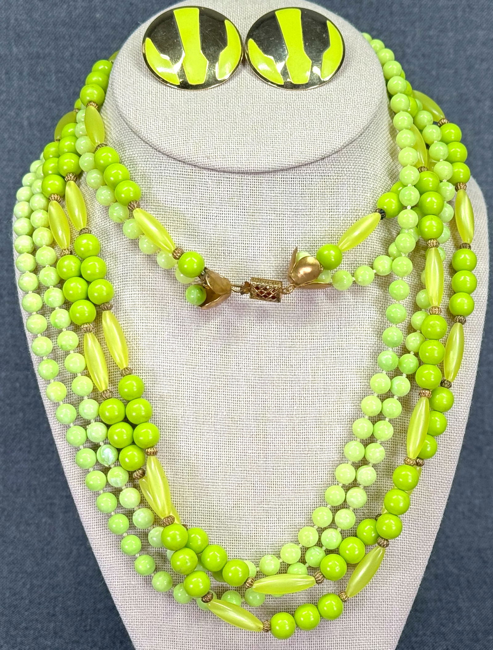 Vintage apple green plastic beads goldtone clasp necklace & enamel stud earrings (1 of 7)