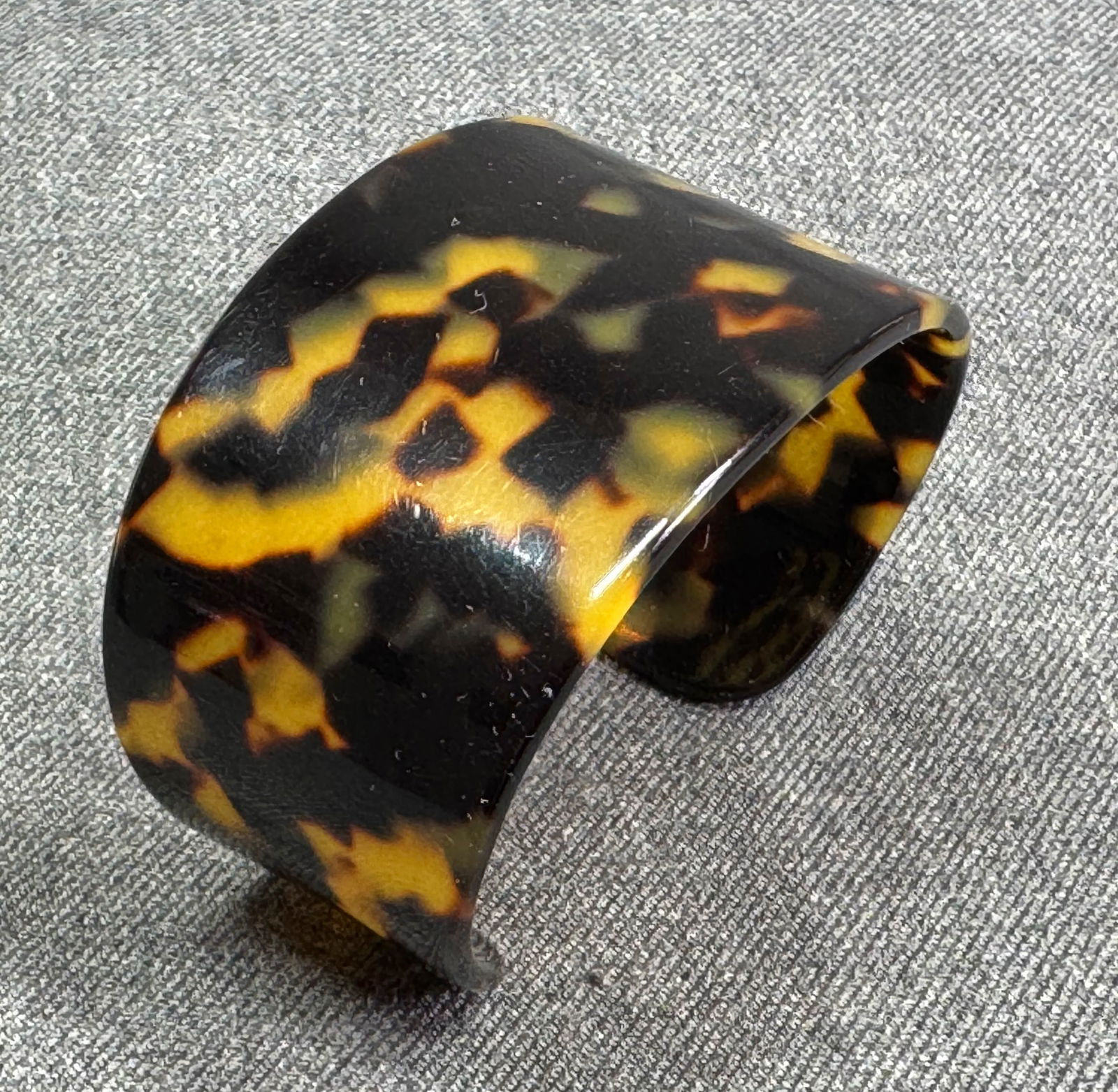 Vintage 80s marbled brown plastic cuff bracelet: Vintage 80s marbled brown plastic cuff bracelet. For measures please refer to the pictures taken with a measuring tape. Weight: 13 Grams. IN HOUSE Estimated* SHIPPING & HANDLING COST WITHIN THE U.S. :
