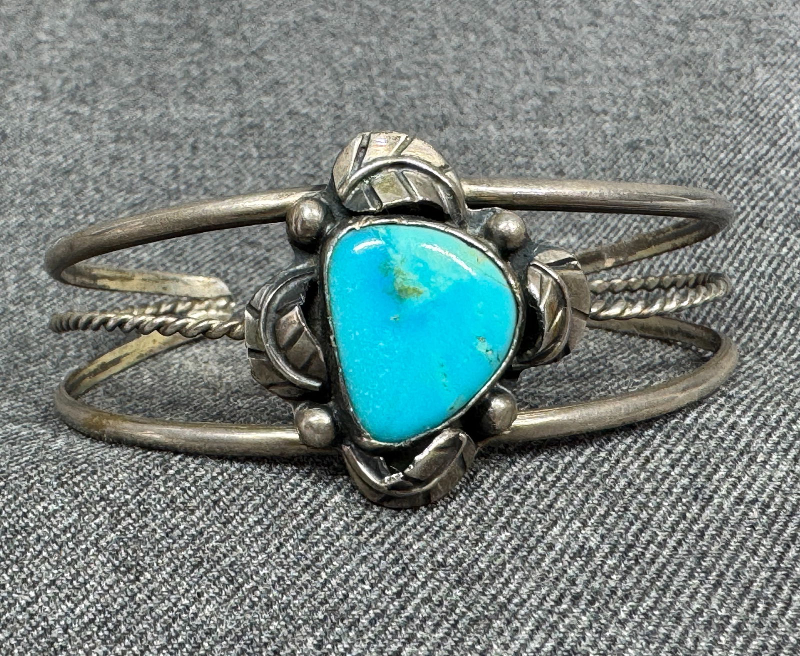 Vintage Mexican Navajo style stabilized turquoise sterling silver cuff bracelet: Vintage Mexican Navajo style stabilized turquoise sterling silver cuff bracelet . Marked S Mexico. For measures please refer to the pictures taken with a measuring tape. Weight: 17.36 Grams. IN HOUSE