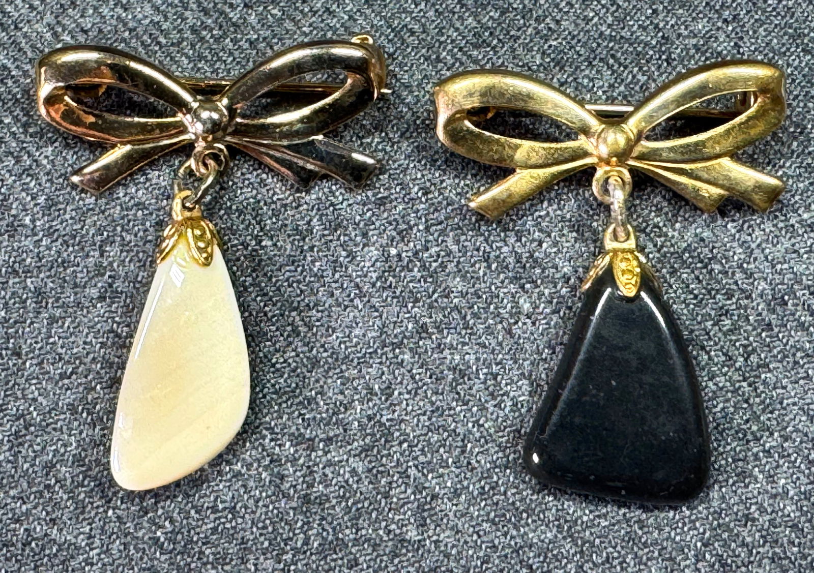 Vintage beige and black agate stone dangles goldtone metal bow pin brooches. Lot of 2 (1 of 7)