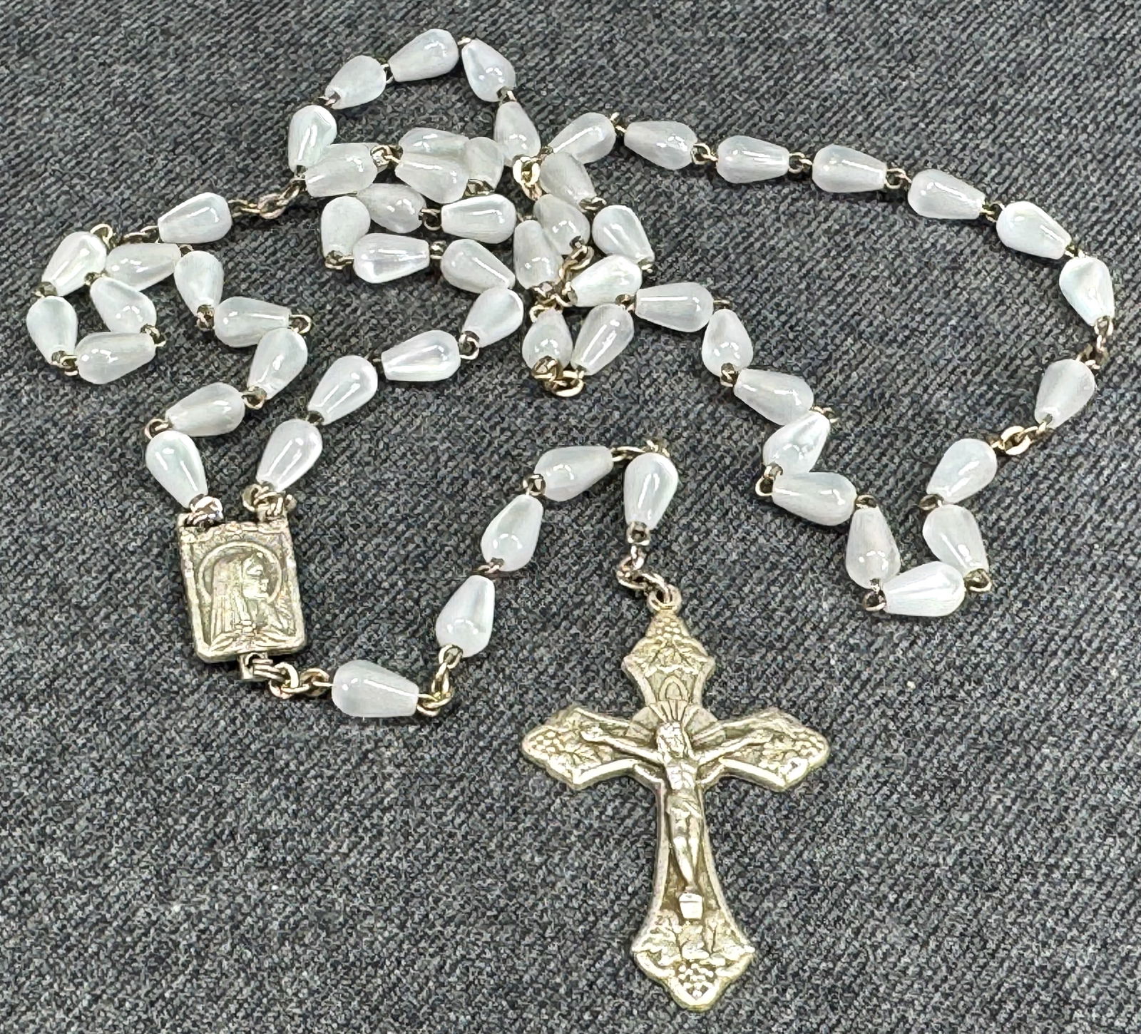 Vintage Italian pearly lucite silvertone metal rosary. Our lady of Lourdes medal.: Vintage Italian pearly lucite silvertone metal rosary. Our lady of Lourdes medal.Marked Italy. For measures please refer to the pictures taken with a measuring tape. Weight: 14 Grams. IN HOUSE Estimat