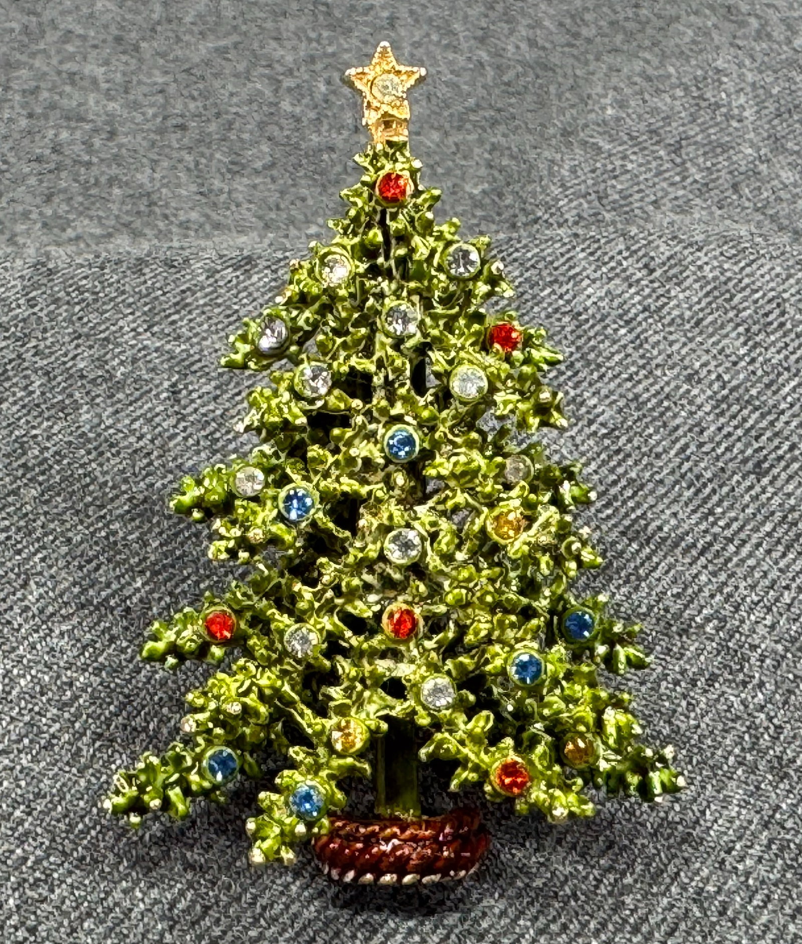 Vintage ART Arthur Pepper Christmas Tree brooch pin. Enamel goldtoned, color rhinestones: Vintage ART Arthur Pepper Christmas Tree brooch pin. Enamel goldtoned, color rhinestones. Marked. For measures please refer to the pictures taken with a measuring tape. Weight: 20 Grams. IN HOUSE Esti