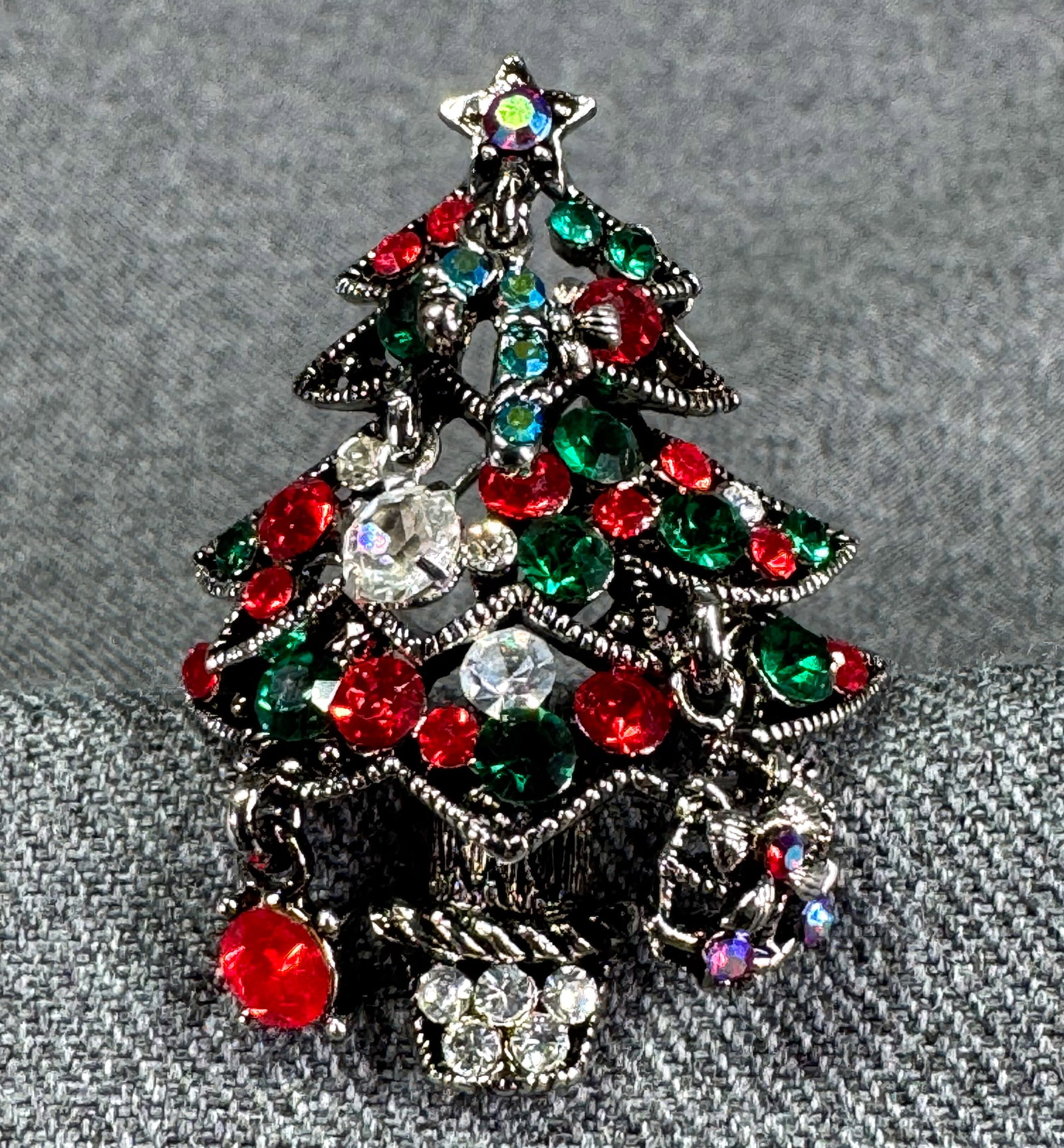 Vintage dangling ornaments crystals gunmetal Christmas tree brooch pin: Vintage dangling ornaments crystals gunmetal Christmas tree brooch pin. Unmarked. For measures please refer to the pictures taken with a measuring tape. Weight: 14 Grams. IN HOUSE Estimated* SHIPPING 