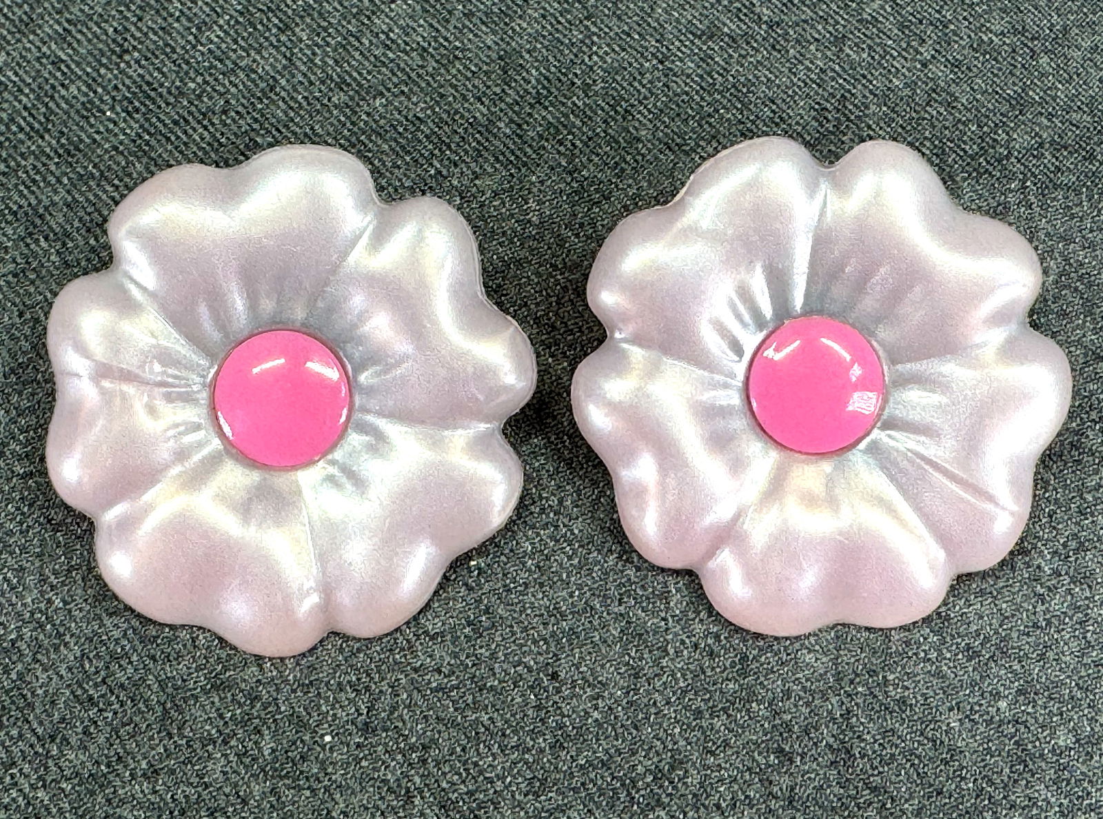 Vintage pink & rose plastic big flower clip earrings (1 of 5)