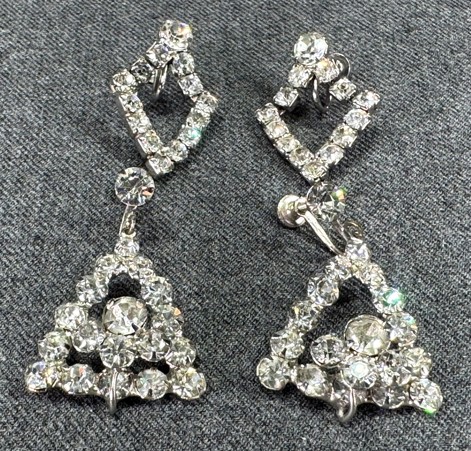Vintage clear rhinestones silvertone flower & shield drop screw back earrings: Vintage clear rhinestones silvertone flower & shield drop screw back earrings. Unmarked. For measures please refer to the pictures taken with a measuring tape. Weight: 20 Grams. This is a NO RESERVE A