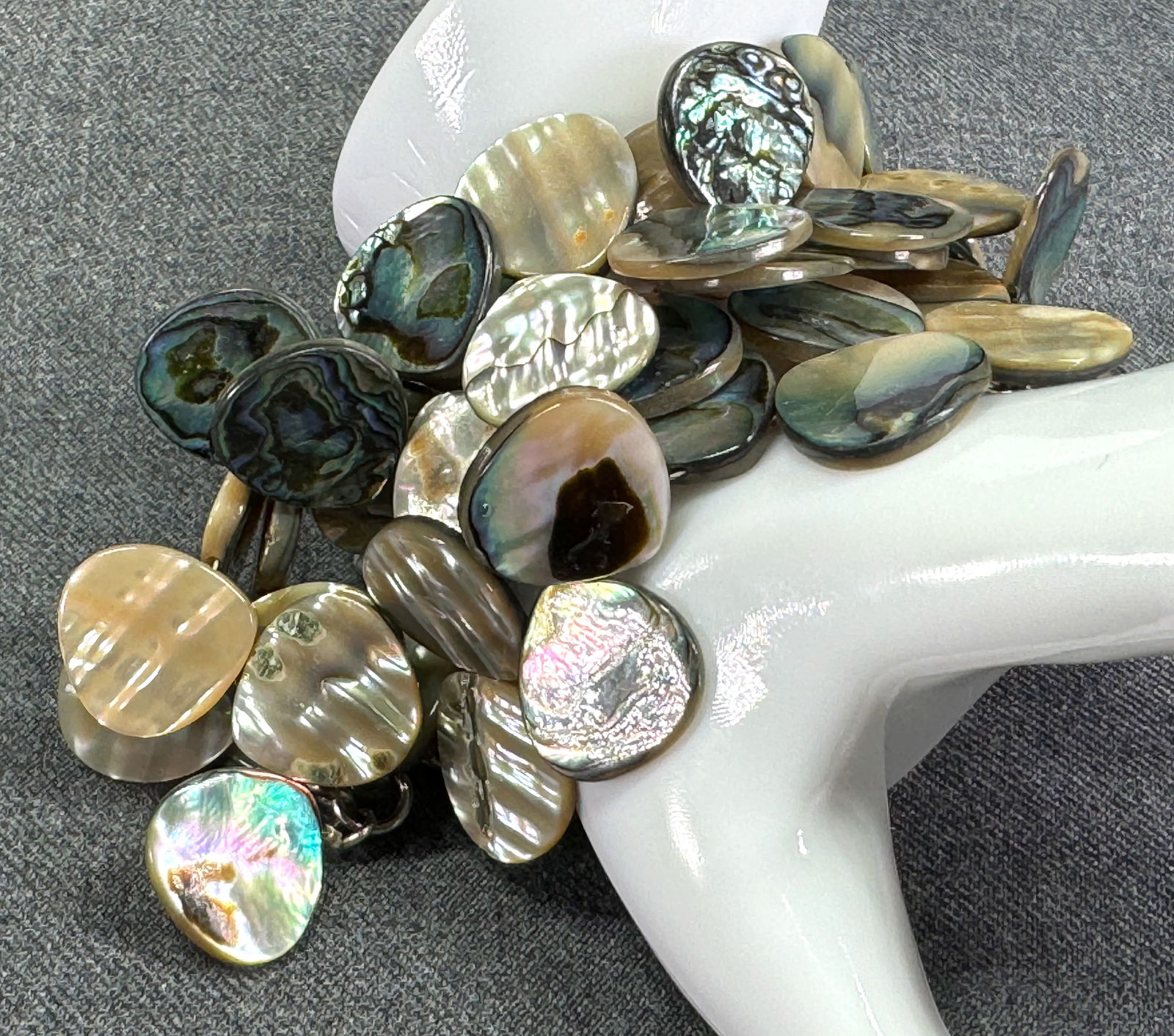 Abalone flat water drop beads three strands statement bracelet: Abalone flat water drop beads three strands bracelet. Silvertone clasp. Unmarked. For measures please refer to the pictures taken with a measuring tape. Weight: 80 Grams. This is a NO RESERVE AUCTION: