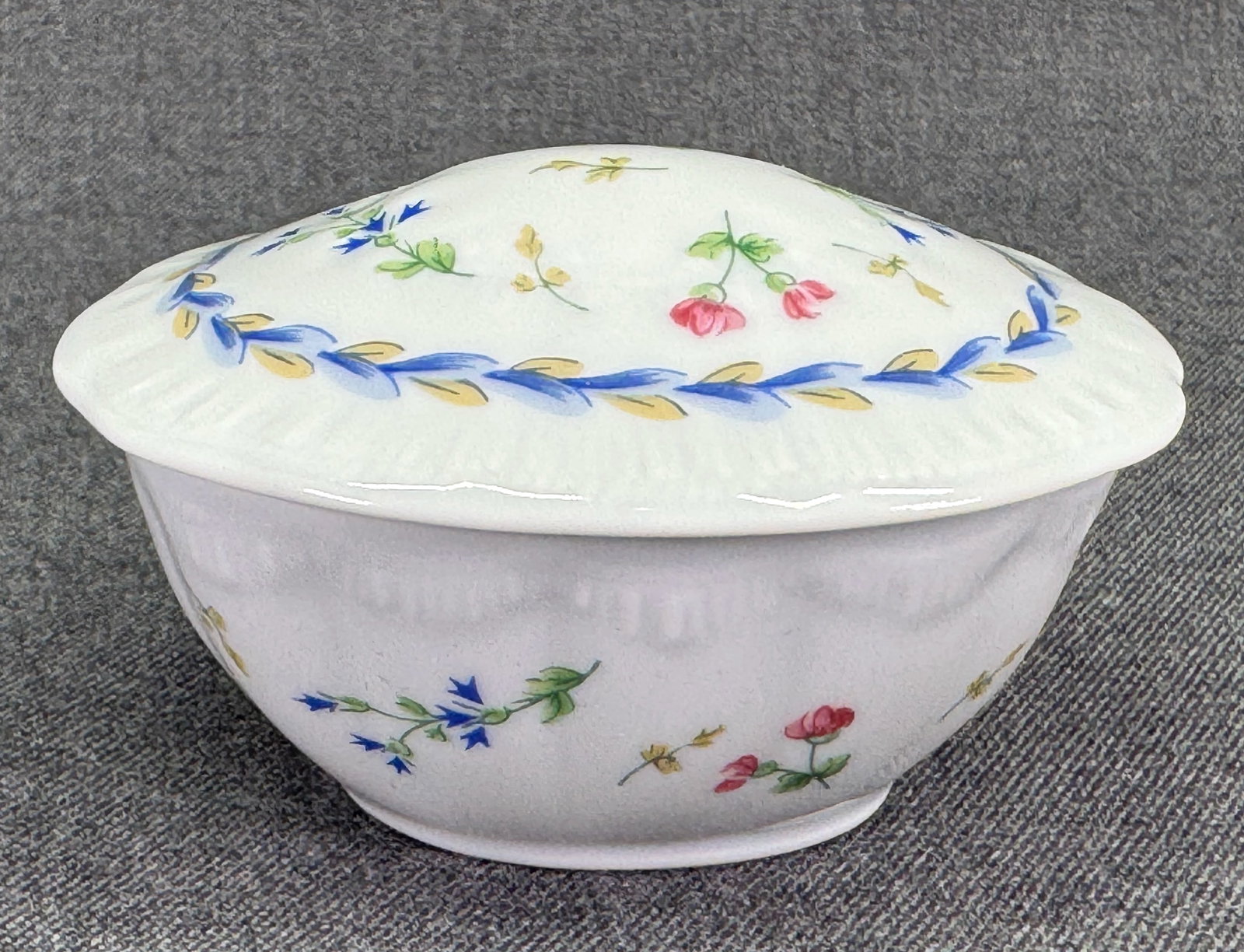 Limoges Porcelain Floral Lidded Trinket Box: Limoges Porcelain Floral Lidded Trinket Box. Marked. For measures please refer to the pictures taken with a measuring tape. IN HOUSE Estimated* SHIPPING & HANDLING COST WITHIN THE U.S. : $8 WE COMBINE
