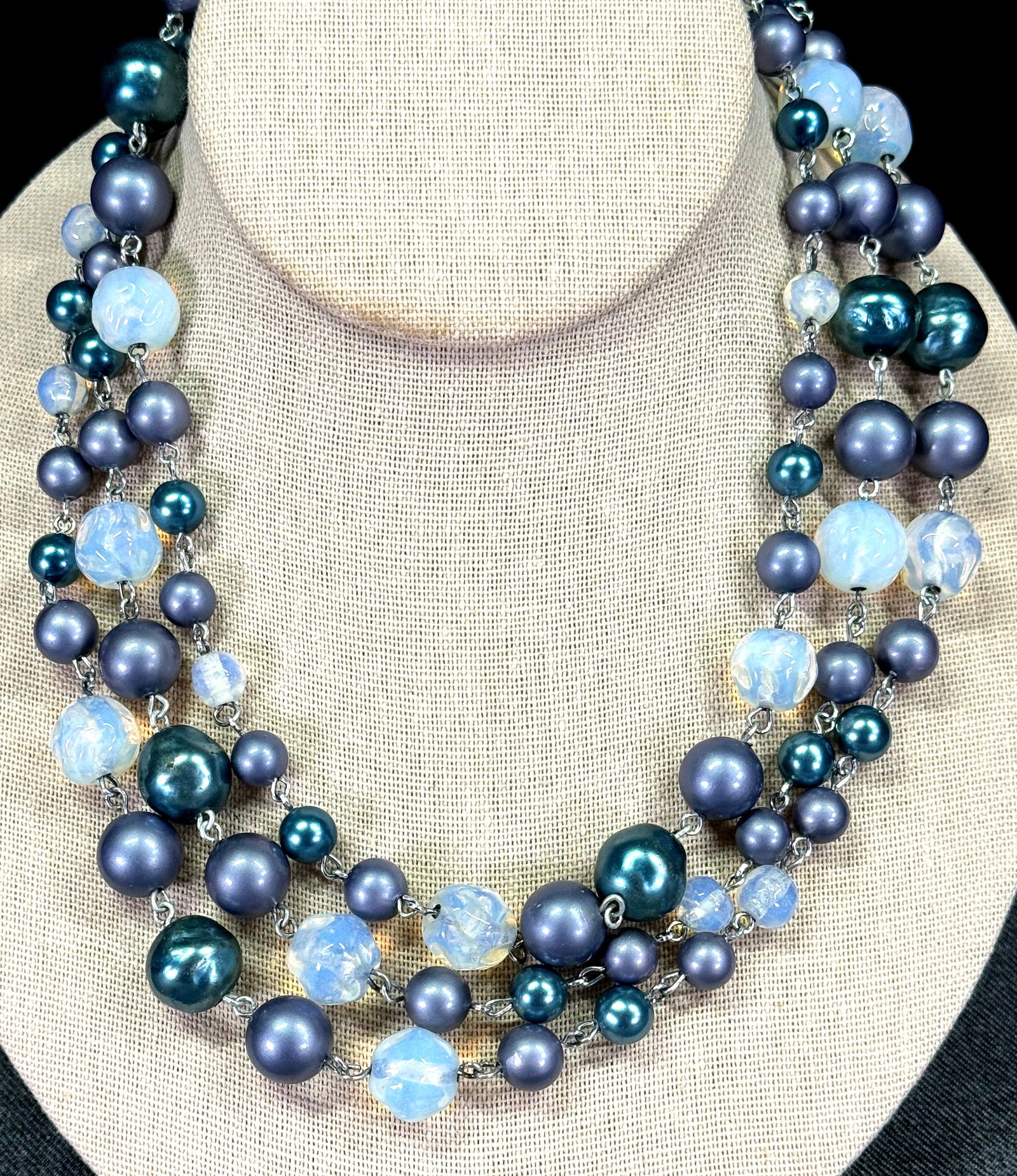Vintage flapper style silvertone wired opalescent glass and gray faux pearls beads necklace.: Vintage flapper style silvertone wired opalescent glass and gray faux pearls beads necklace. Unmarked. For measures please refer to the pictures taken with a measuring tape. Weight: 95 Grams. This is