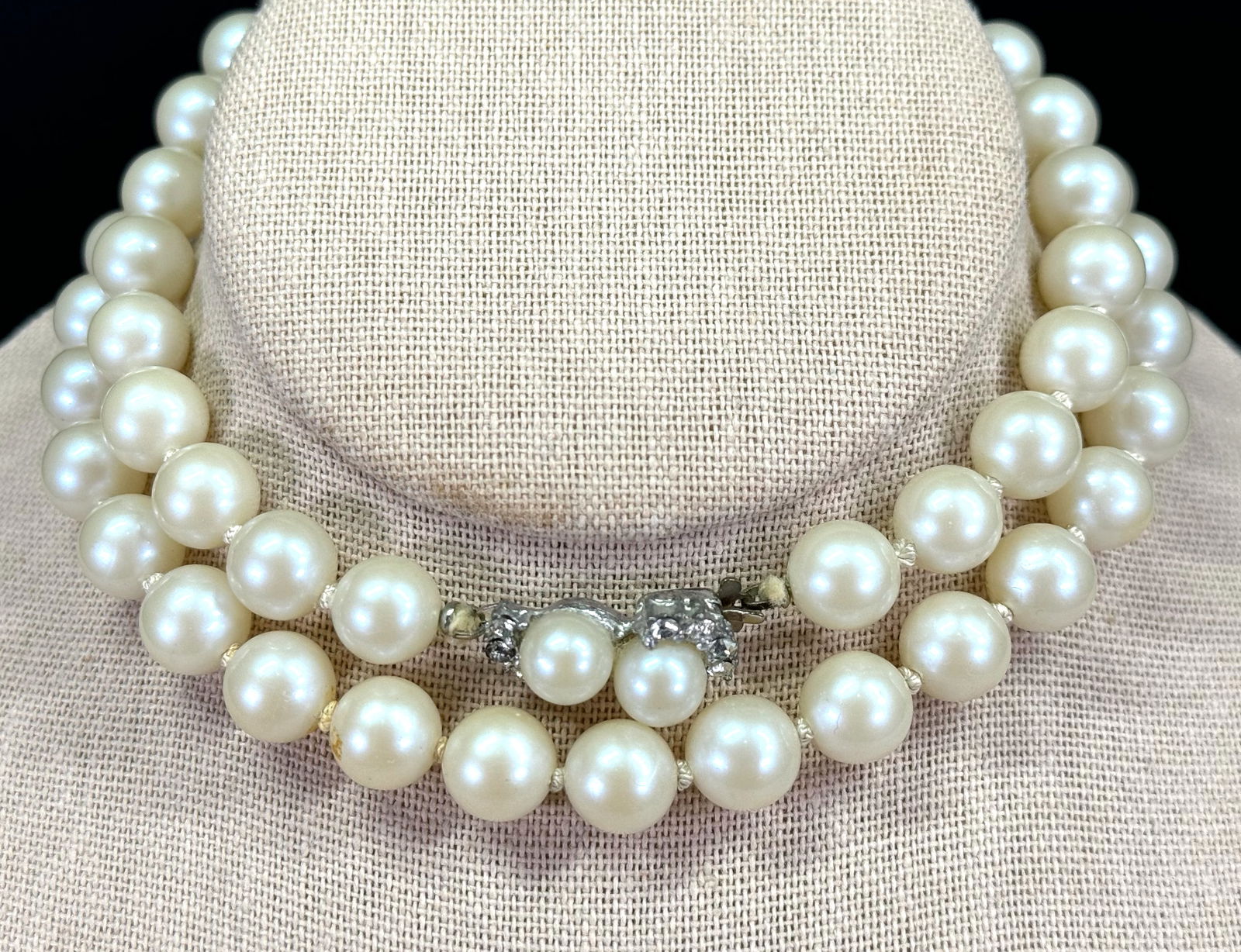 Vintage Japanese jeweled silvertone metal clasp faux pearls hand knotted necklace: Vintage Japanese jeweled silvertone metal clasp faux pearls hand knotted necklace. Marked Japan on the clasp. For measures please refer to the pictures taken with a measuring tape. Weight: 42 Grams. T
