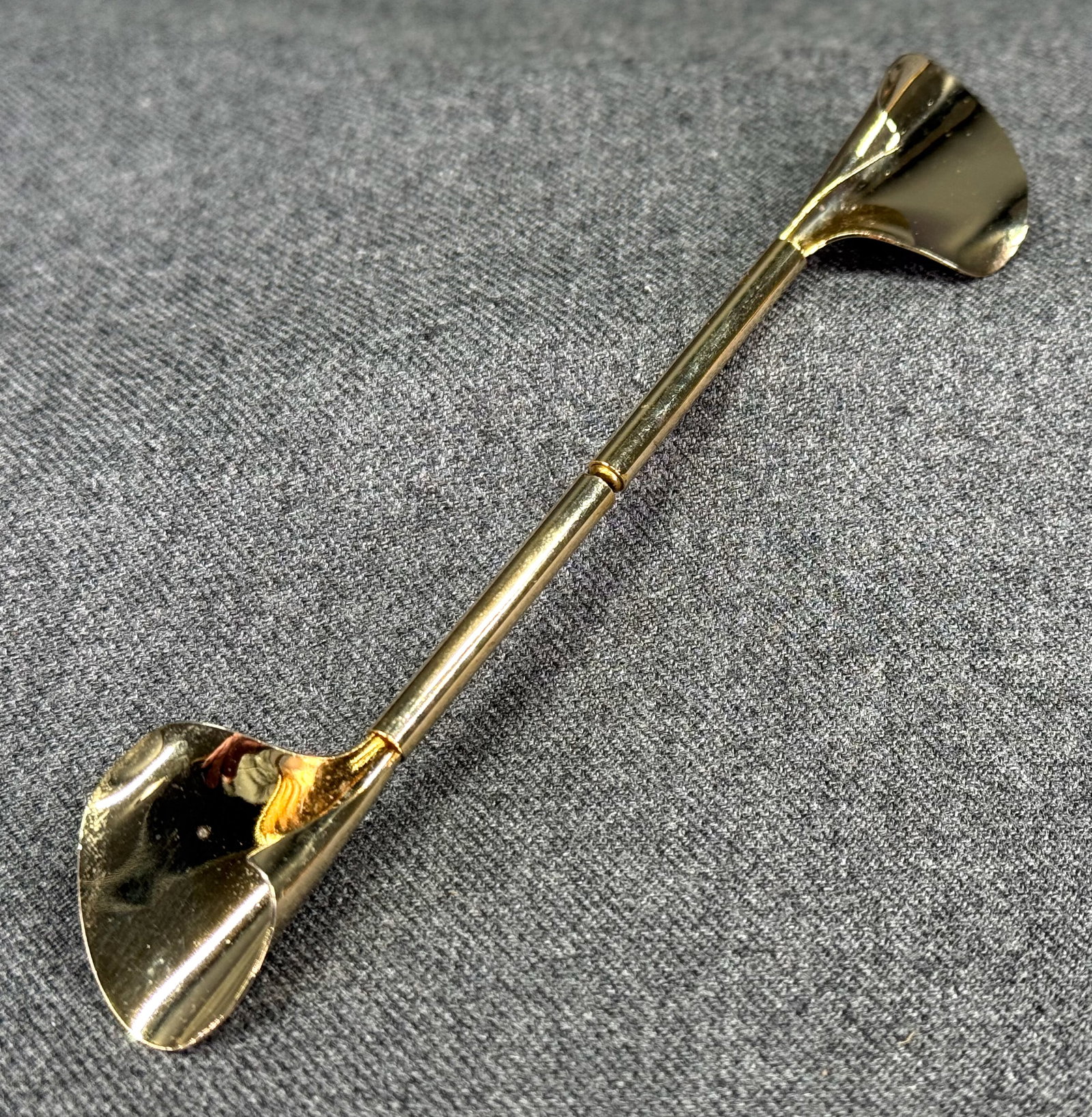 Vintage 80's calla lilly goldtone metal jabot pin: Vintage 80's calla lilly goldtone metal jabot pin. For measures please refer to the pictures taken with a measuring tape. Weight: 10 Grams. IN HOUSE Estimated* shipping and handling cost within the U.