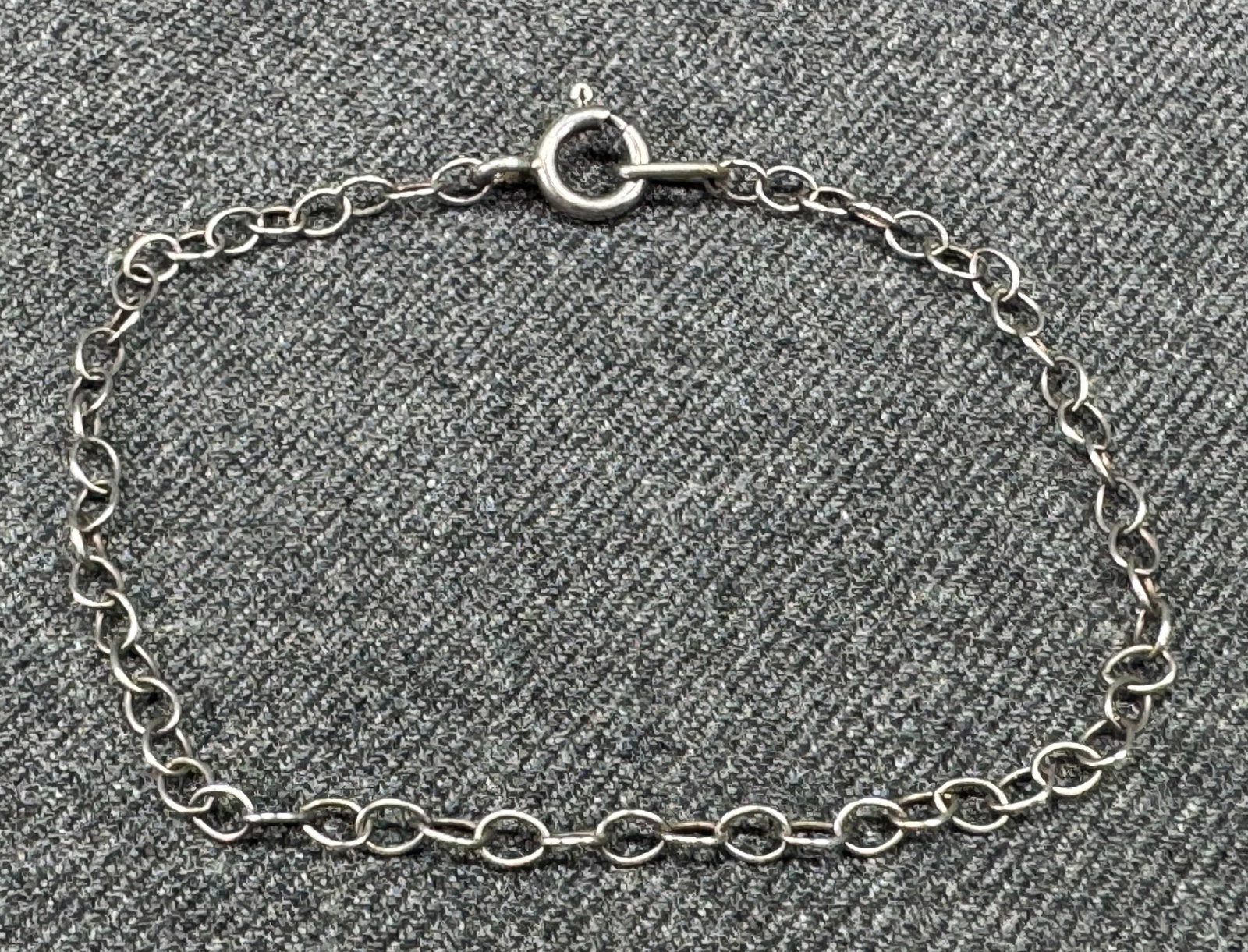 Vintage sterling silver chain bracelet: Vintage sterling silver chain bracelet. Marked 925 on clasp. For measures please refer to the pictures taken with a measuring tape. Weight: 1.03 Grams. IN HOUSE Estimated* SHIPPING & HANDLING COST WIT