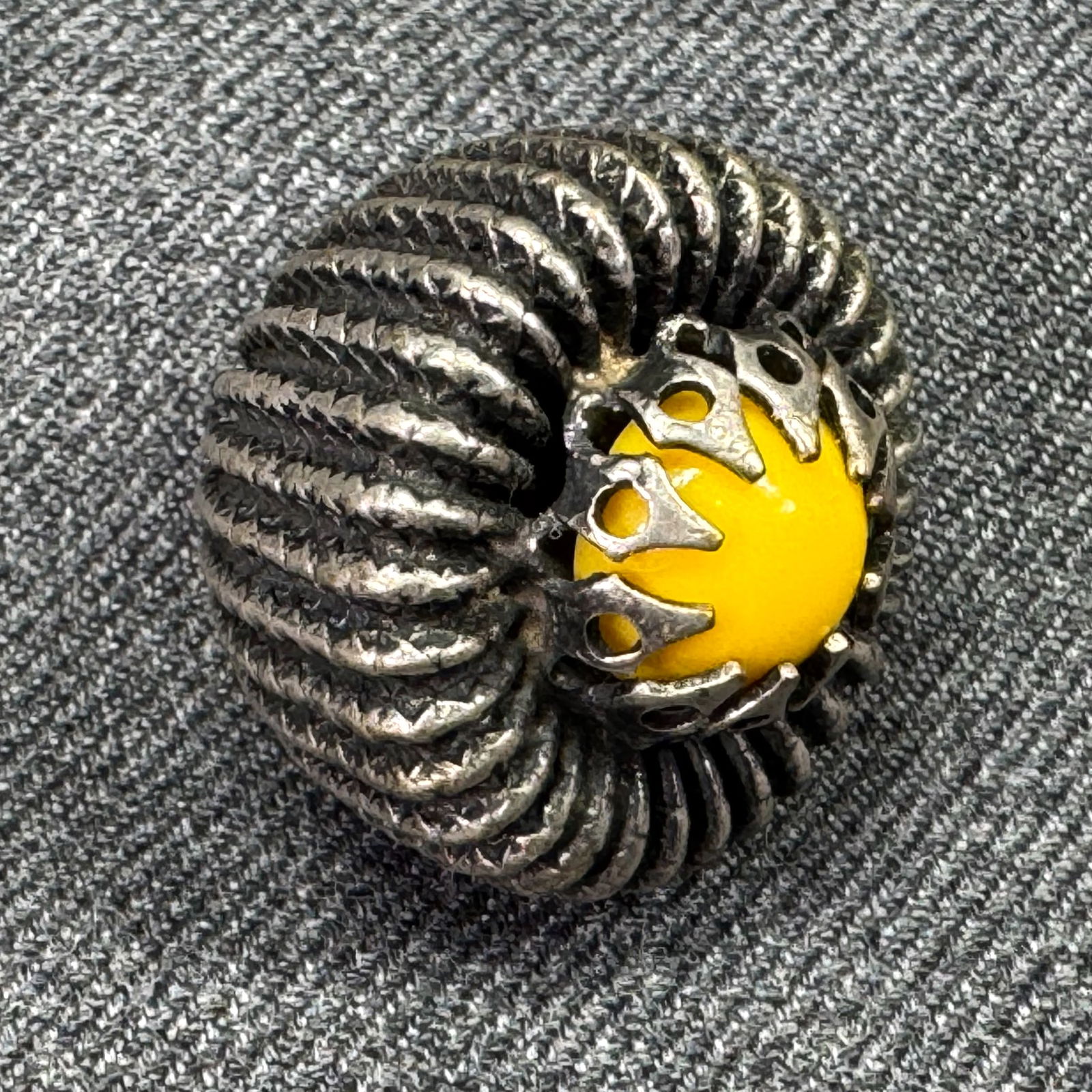 Vintage yellow plastic beads stripped silvertone metal bud button: Vintage yellow plastic beads stripped silvertone metal bud button. For measures please refer to the pictures taken with a measuring tape. IN HOUSE Estimated* shipping and handling cost within the U.S.