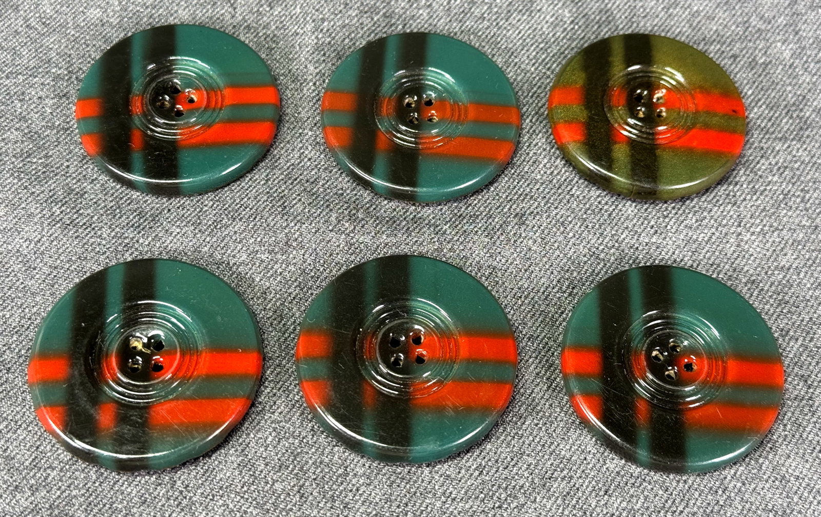 Vintage art deco lined in celluloid tin back buttons. Lot of 6: Vintage art deco lined in celluloid tin back buttons. Lot of 6. Unmarked. For measures please refer to the pictures taken with a measuring tape. Weight: 29 Grams. IN HOUSE Estimated* SHIPPING & HANDLI
