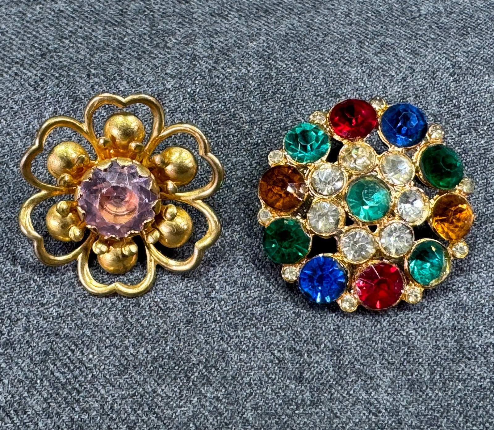 Vintage color crystals and rose lucite beads goldtone metal flower buttons: Vintage color crystals and rose lucite beads goldtone metal flower buttons. Unmarked. For measures please refer to the pictures taken with a measuring tape. Weight:12 Grams. IN HOUSE Estimated* shippi