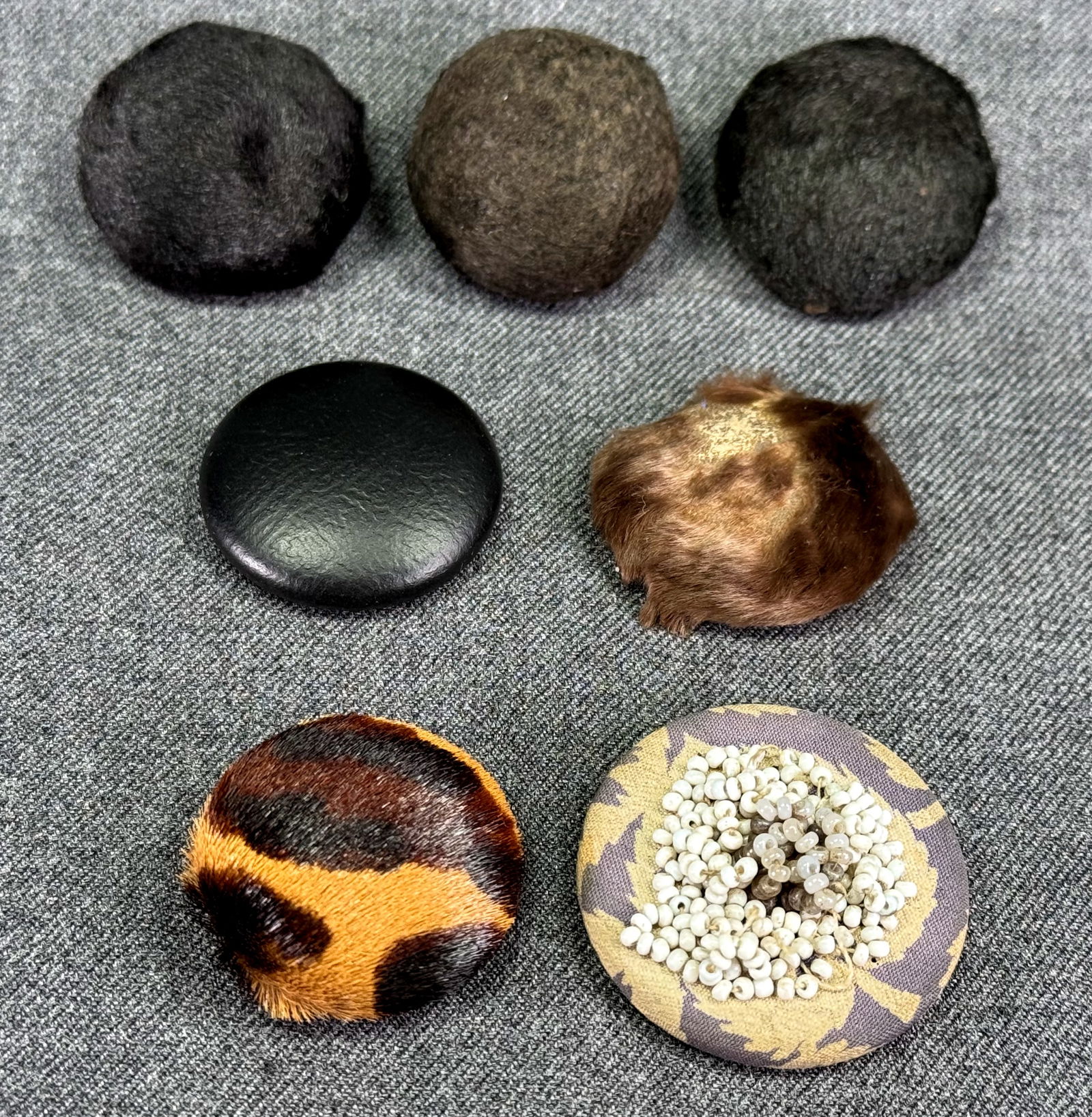 Antique Vintage assorted lined in fur, leather vinyl, beaded fabric tin buttons. Lot of 7: Antique Vintage assorted lined in fur, leather vinyl, beaded fabric tin buttons. Lot of 7. For measures please refer to the pictures taken with a measuring tape.< IN HOUSE Estimated* shipping and hand