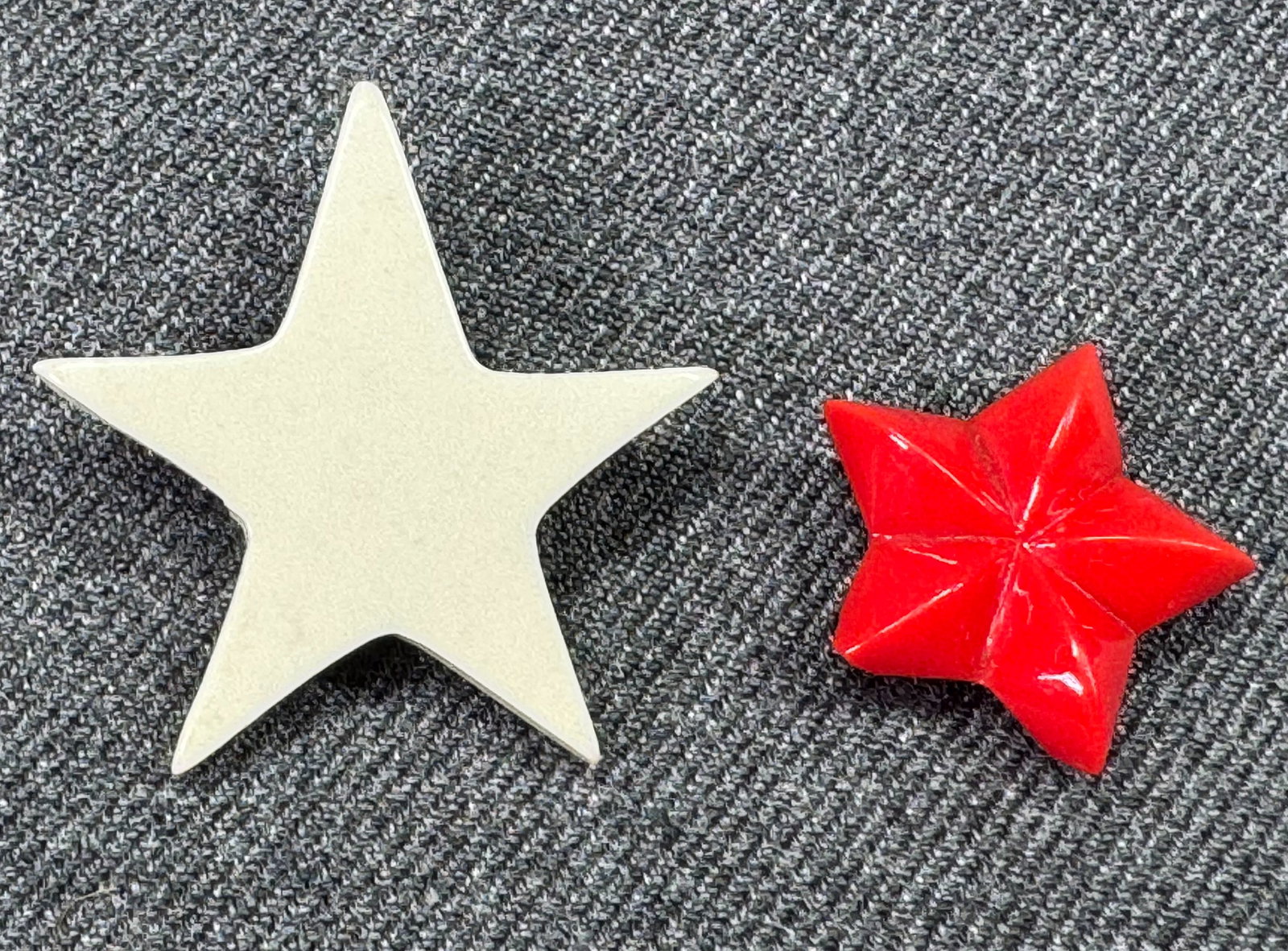 Vintage carved creamy whitish galalith and red glass star buttons: Vintage carved creamy whitish galalith and red glass star buttons. For measures please refer to the pictures taken with a measuring tape. Galalith (milk stone) is a registered trademark, patented in t