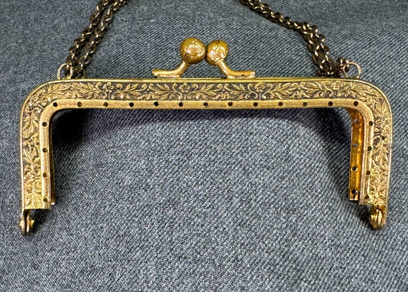 Antique French flowers and leaves goldtone metal purse frame: Antique French flowers and leaves goldtone metal purse frame. Marked Made in France For measures please refer to the pictures taken with a measuring tape.< IN HOUSE Estimated* shipping and handling co