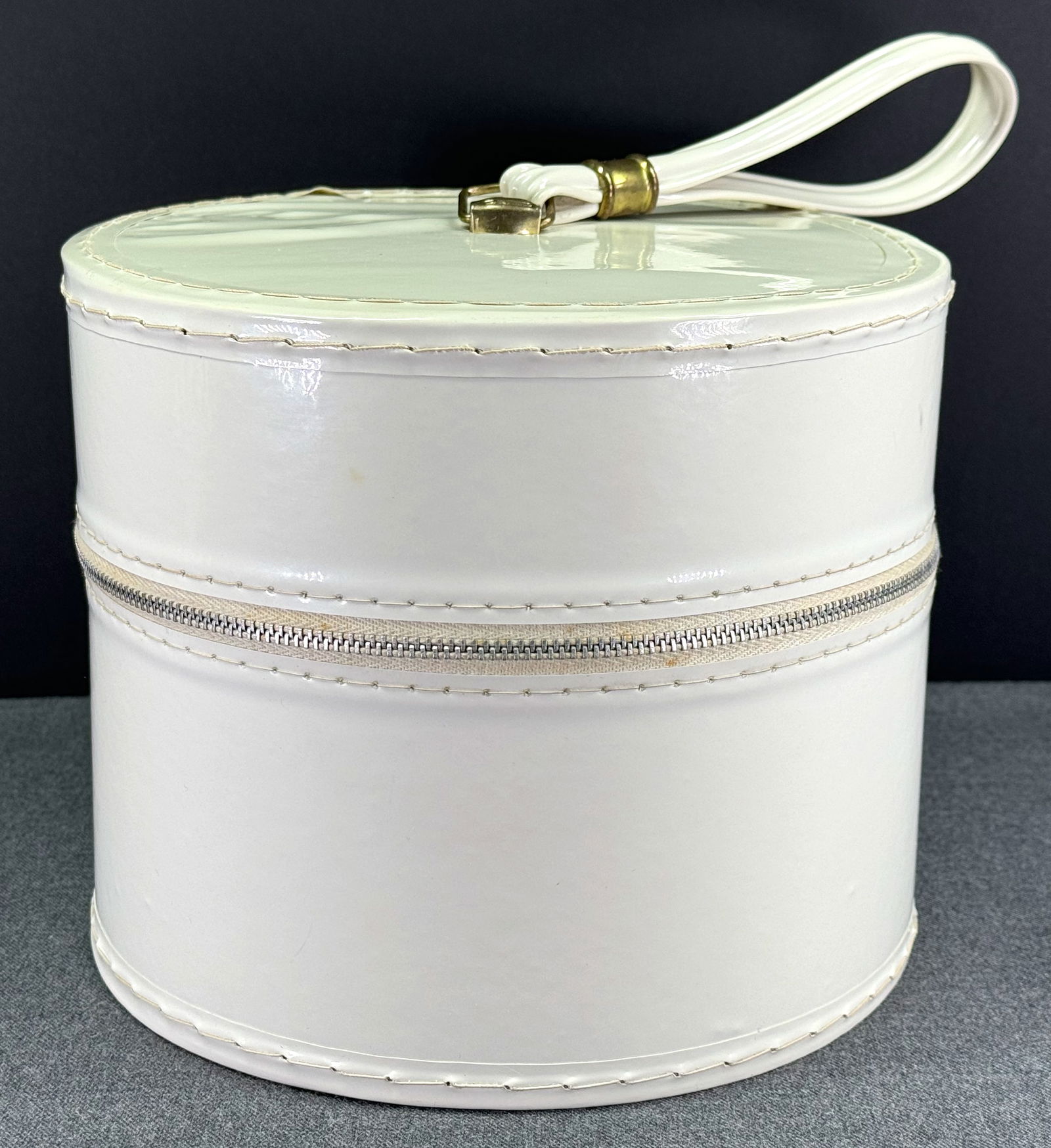 Vintage MCM White Zip Up Wig Box: Vintage MCM White Zip Up Wig Box. Art Hair Goods, World's Finest, Champaign, IL label. For measures please refer to the pictures taken with a measuring tape. This is a NO RESERVE AUCTION: there are no