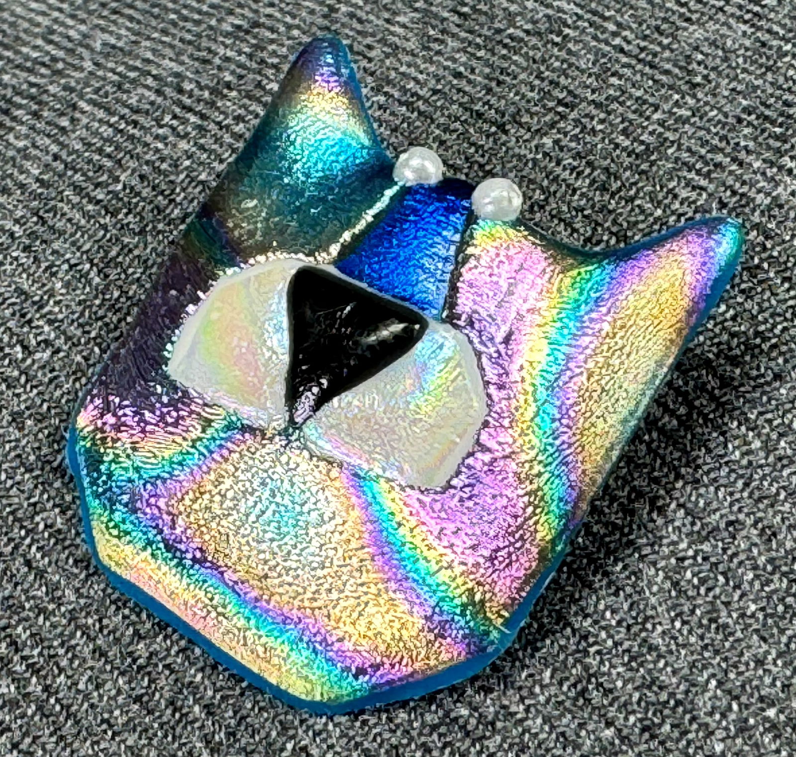 Artsy OOAK pearly beads eyes metallic polymer clay cat kitten pin brooch: Artsy OOAK pearly beads eyes metallic polymer clay cat kitten pin brooch. Unmarked. For measures please refer to the pictures taken with a measuring tape. Weight: 2 Grams. This is a NO RESERVE AUCTION