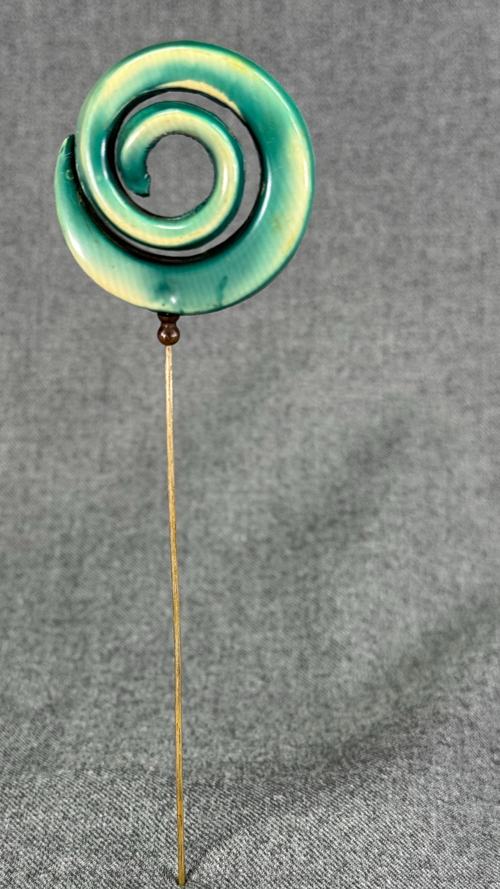 Antique tail celluloid spiral hat pin: Antique tail celluloid spiral hat pin. Unmarked. For measures please refer to the pictures taken with a measuring tape. IN HOUSE Estimated* SHIPPING & HANDLING COST WITHIN THE U.S. : $7 WE COMBINE SHI