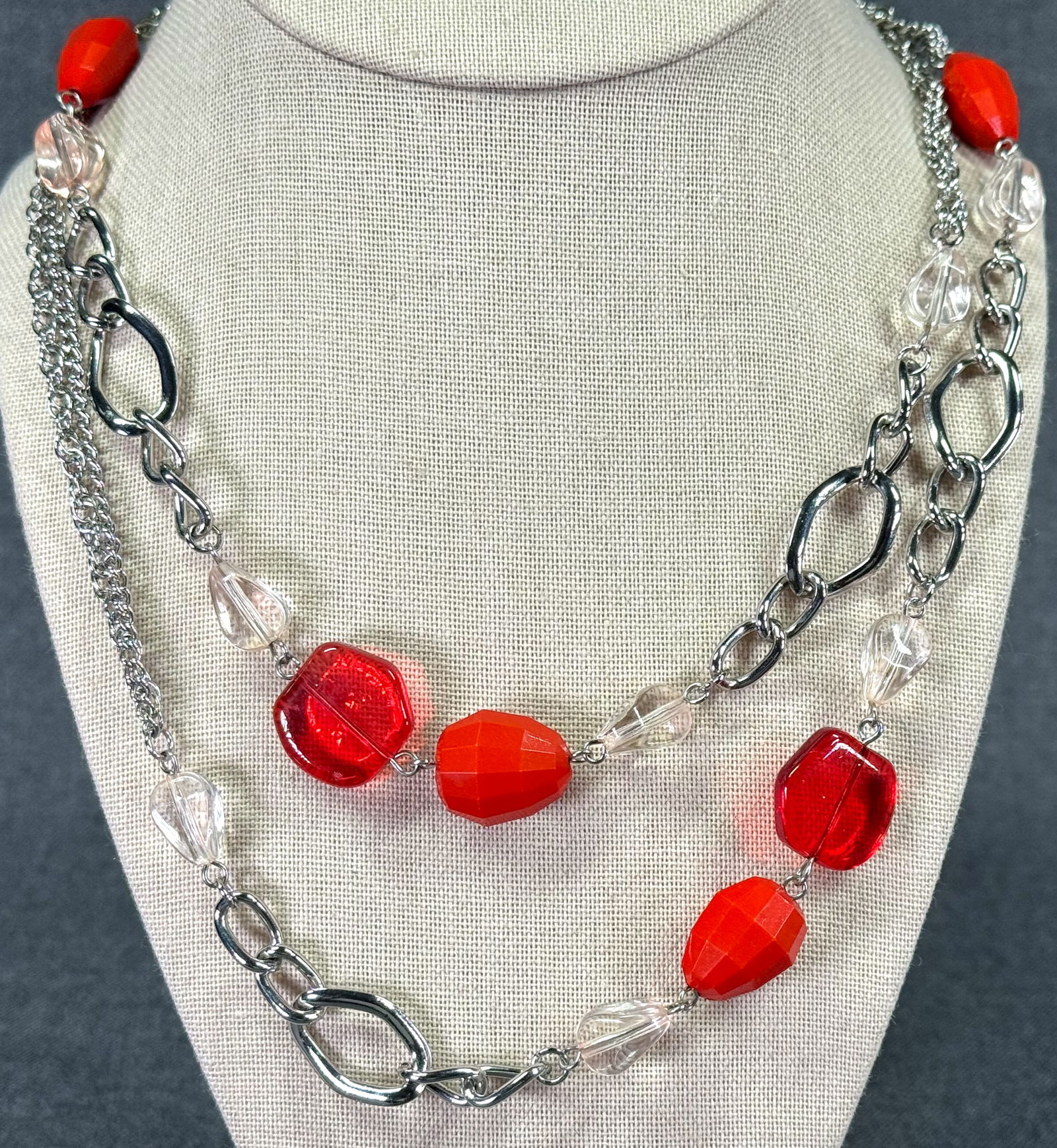 Red & clear lucite plastic silvertoned metal chain necklace: Red & clear lucite plastic silvertoned metal chain necklace. Unmarked. For measures please refer to the pictures taken with a measuring tape. Weight: 44 Grams IN HOUSE Estimated* SHIPPING & HANDLING C