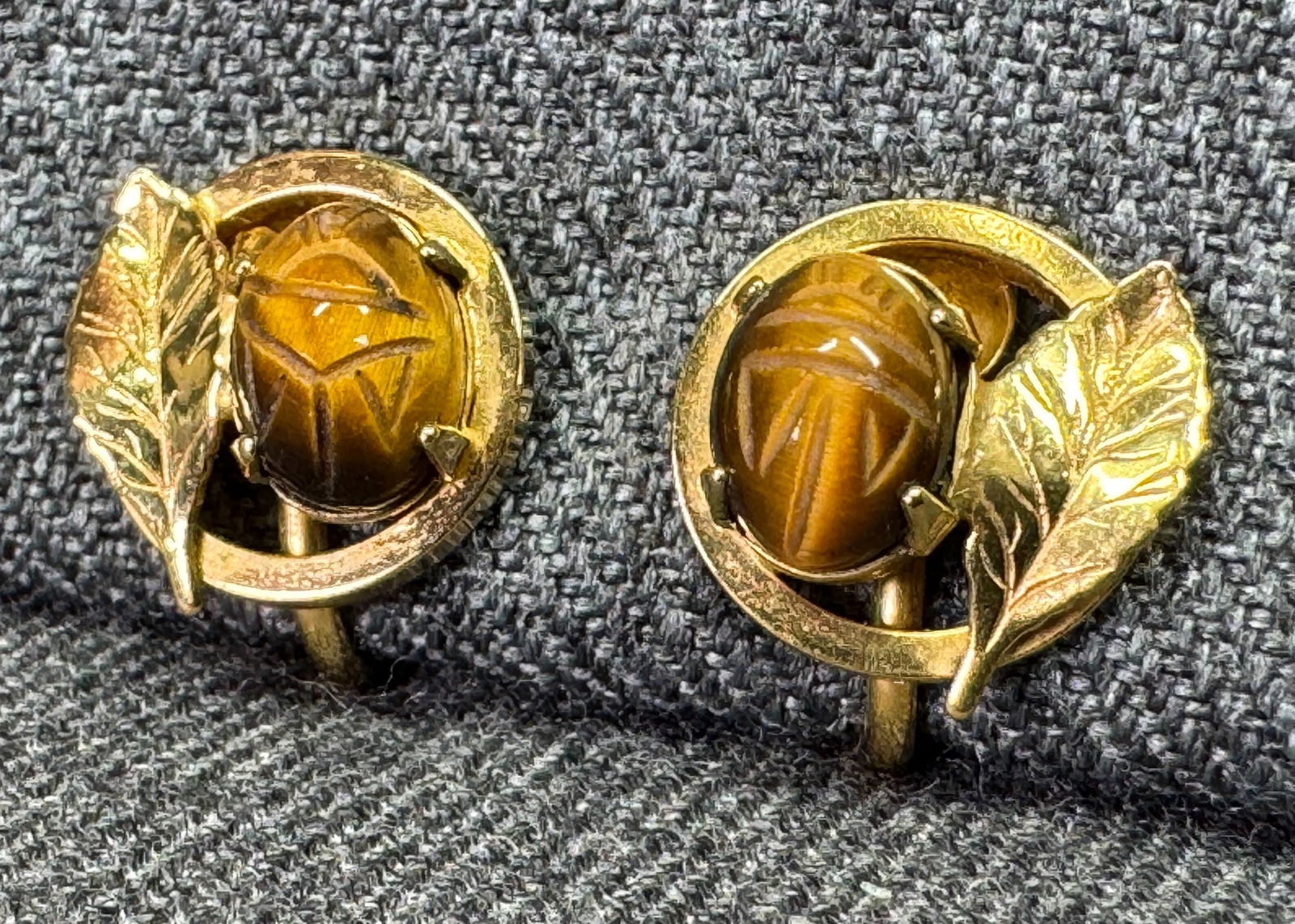 Vintage 12K Gold-Filled Tiger Eye Scarab Leaf Screw Back Earrings: Vintage 12K Gold-Filled Tiger Eye Scarab Leaf Screw Back Earrings. Marked 1/2012K G.F. For measures please refer to the pictures taken with a measuring tape. Weight: 4 Grams. IN HOUSE Estimated* SHIPP