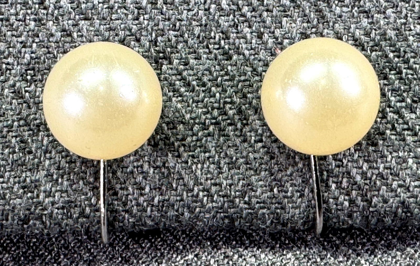 Vintage Crown Trifari pearly bead silvertone metal clip earrings: Vintage Crown Trifari pearly bead silvertone metal clip earrings. Marked. For measures please refer to the pictures taken with a measuring tape. Weight: 5 Grams. IN HOUSE Estimated* SHIPPING & HANDLIN