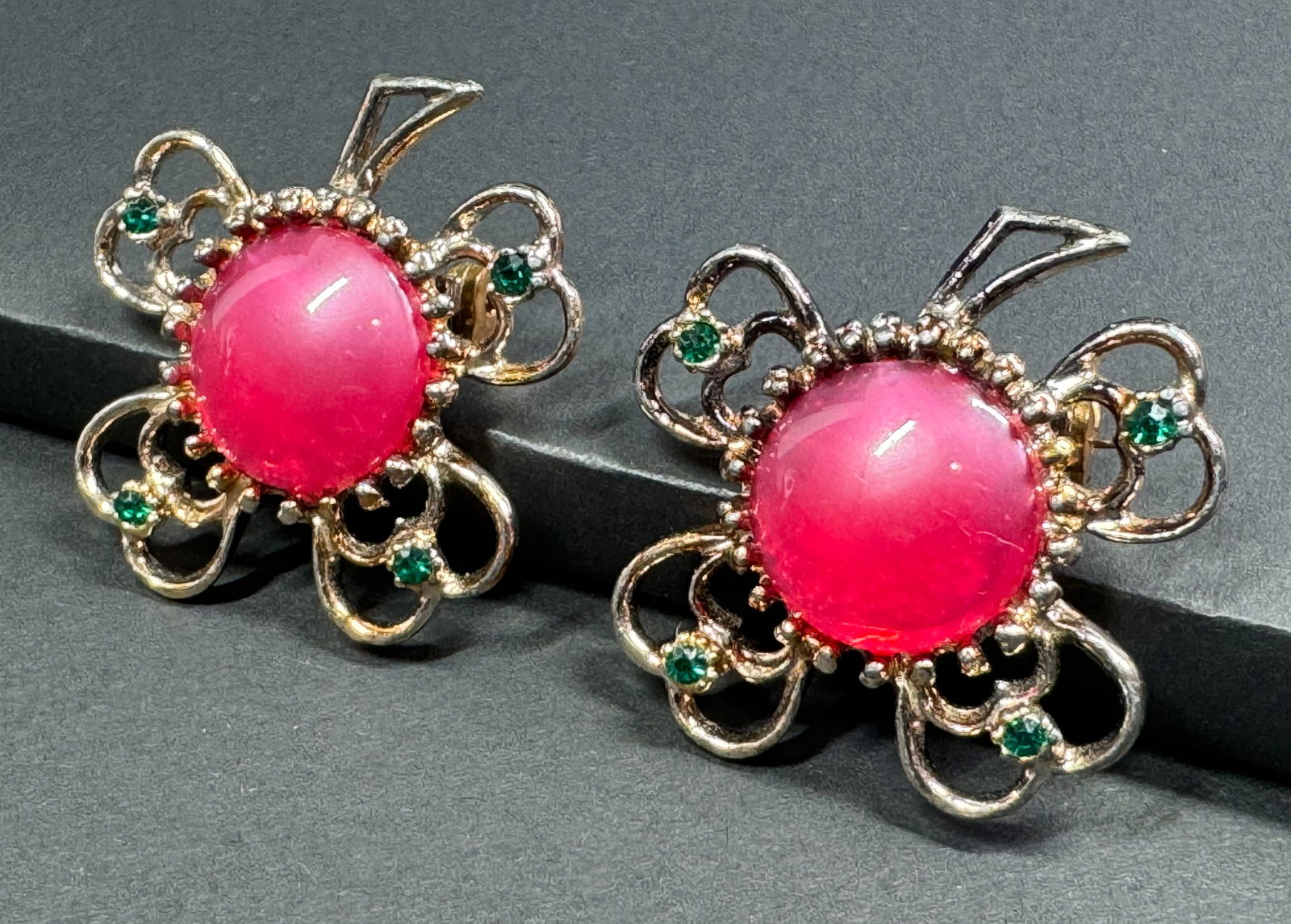 Vintage goldtone metal green rhinestones & raspberry plastic jelly belly flower pin brooches.: Vintage goldtone metal green rhinestones & raspberry plastic jelly belly flower pin brooches. Unmarked. For measures please refer to the pictures taken with a measuring tape. Weight: 16 Grams . This i