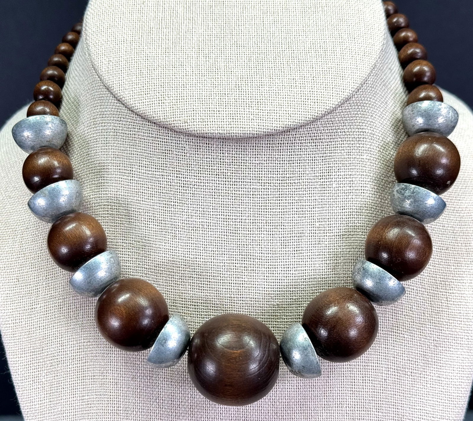 Antique art deco Jakob Bengel style wooden beads necklace: Antique art deco Jakob Bengel style wooden beads necklace. Unmarked. For measures please refer to the pictures taken with a measuring tape. Weight: 45 Grams. IN HOUSE Estimated* shipping and handling
