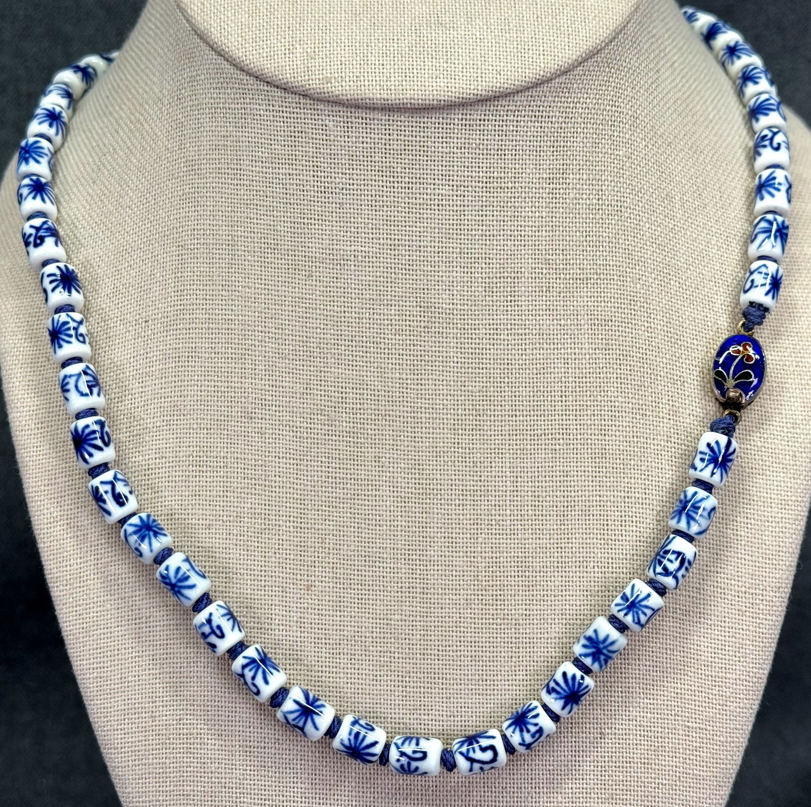Vintage Chinese cloisonne enamel clasp porcelain barrel beads necklace: Vintage Chinese flower cloisonne enamel clasp hand knotted in between blue & white barrel porcelain beads necklace. For measures please refer to the pictures taken with a measuring tape. Weight: 34 Gr