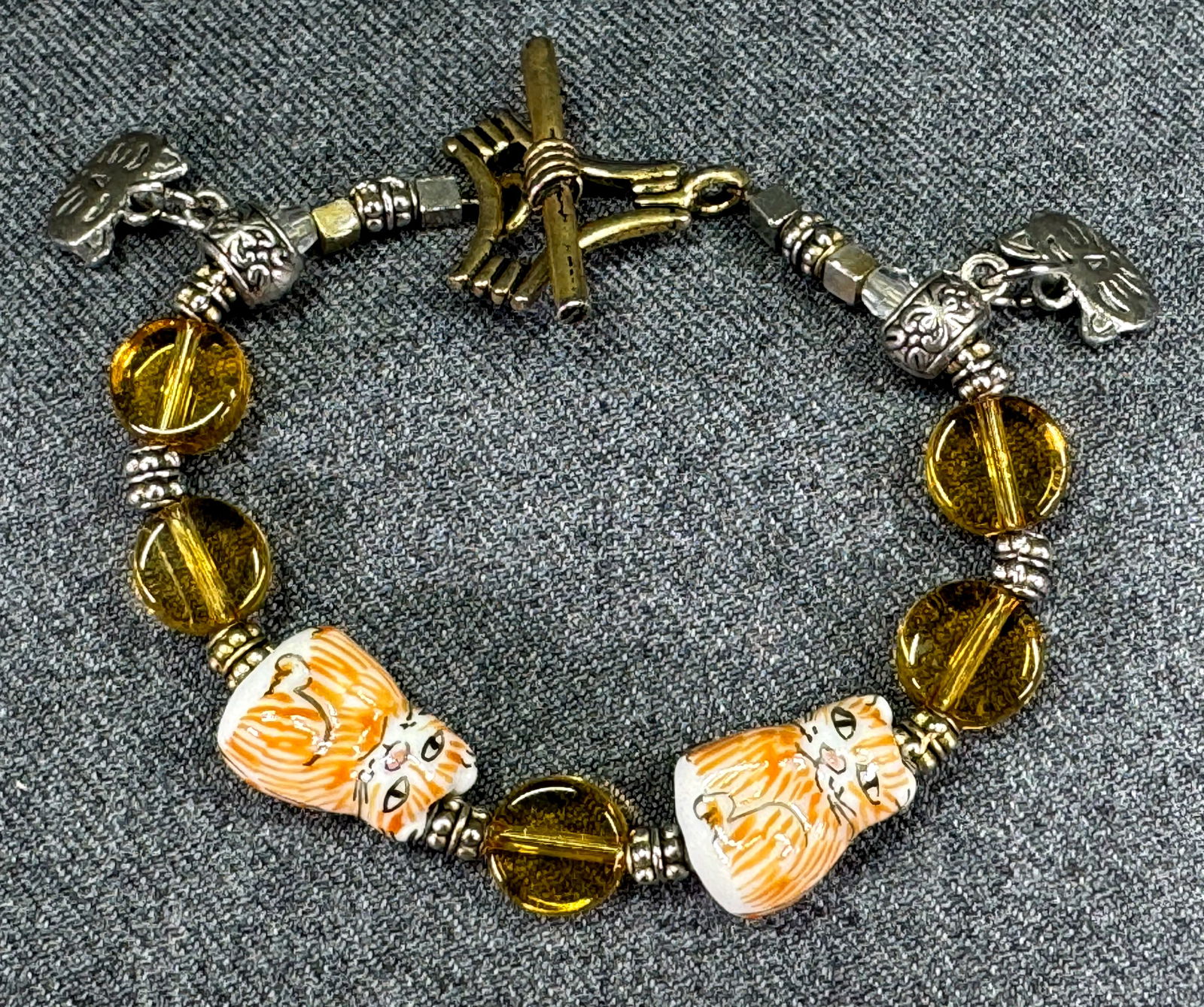 Vintage porcelain, lucite and metal beads cat kitten theme bracelet: Vintage porcelain, lucite and metal beads cat kitten theme bracelet. Unmarked. For measures please refer to the pictures taken with a measuring tape. Weight: 18 Grams. This is a NO RESERVE AUCTION: th