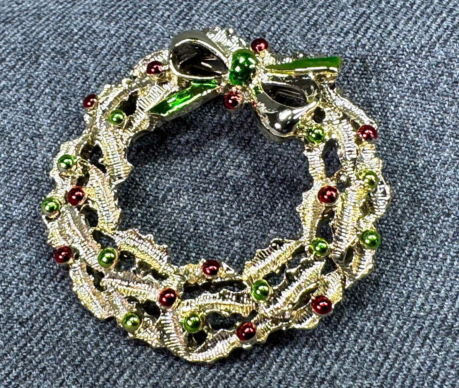 Vintage Gerrys enamel goldtoned metal Christmas wreath brooch pin: Vintage Gerrys enamel goldtoned metal Christmas wreath brooch pin, Marked. For measures please refer to the pictures taken with a measuring tape. Weight: 19 Grams. IN HOUSE Estimated* SHIPPING & HANDL