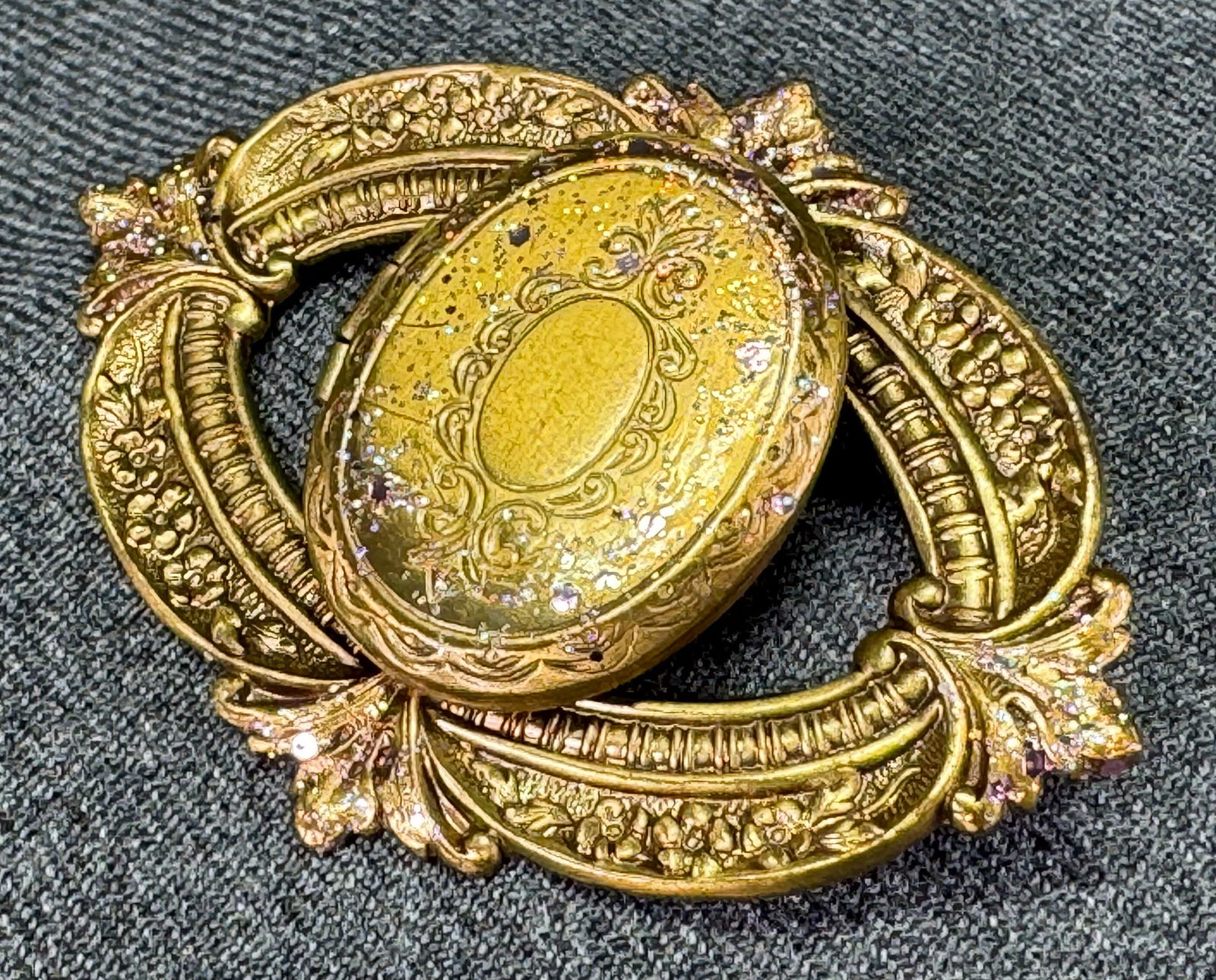 Vintage glitter enamel goldtoned metal locket brooch pin: Vintage glitter enamel goldtoned metal locket brooch pin. Unmarked. For measures please refer to the pictures taken with a measuring tape. Weight: 12 Grams. IN HOUSE Estimated* SHIPPING & HANDLING COS