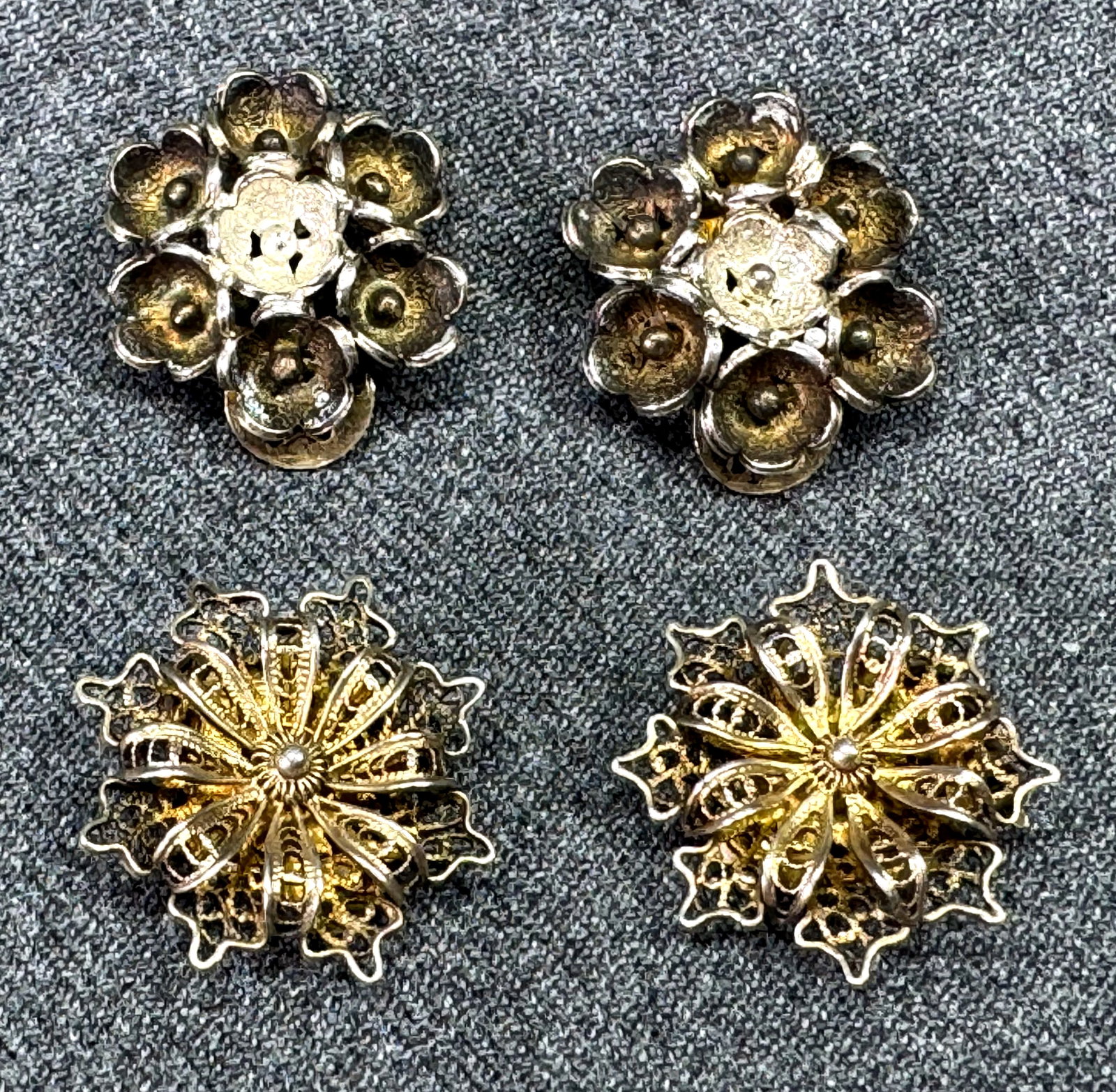 Vintage 800 silver filigree flower clip on earrings: Vintage 800 silver filigree flower clip on earrings. Both are marked 800 on the clip' interior. For measures please refer to the pictures taken with a measuring tape. Weight: 11.17 Grams. This is a NO