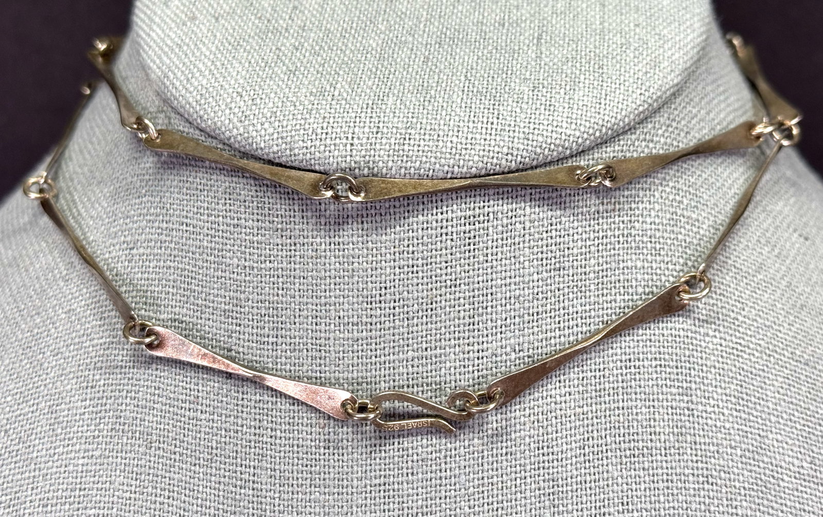 Vintage MCM artsy NL or ML Israel sterling silver elongated bow links necklace: Vintage MCM artsy NL or ML Israel sterling silver elongated bow links necklace. Marked Israel 925 NL or ML?. For measures please refer to the pictures taken with a measuring tape. Weight: 11.83 Grams.