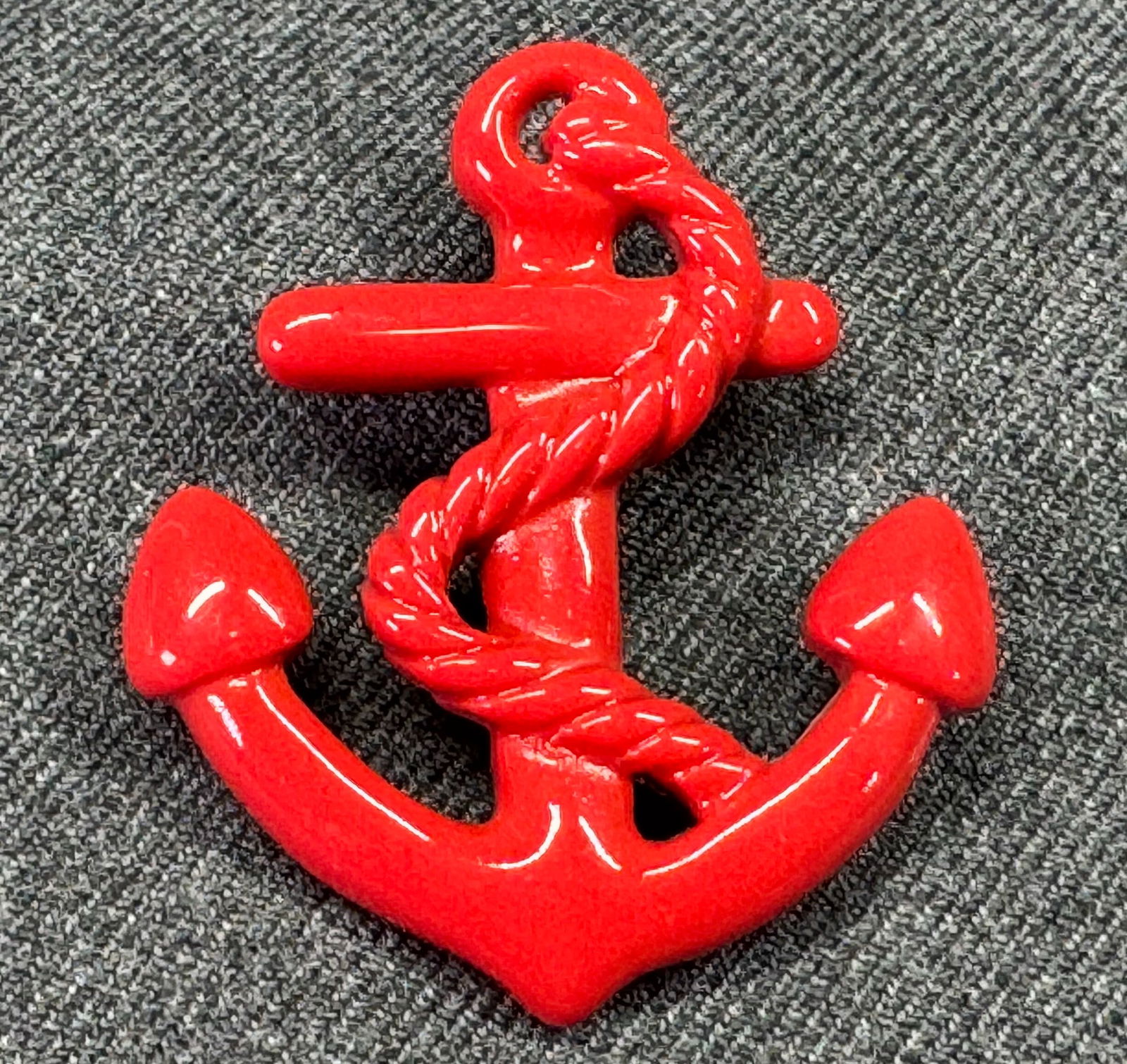Vintage red plastic anchor pin brooch: Vintage red plastic anchor pin brooch. Unmarked. For measures please refer to the pictures taken with a measuring tape. Weight: 4 grams.< IN HOUSE Estimated* SHIPPING & HANDLING COST WITHIN THE U.S. :