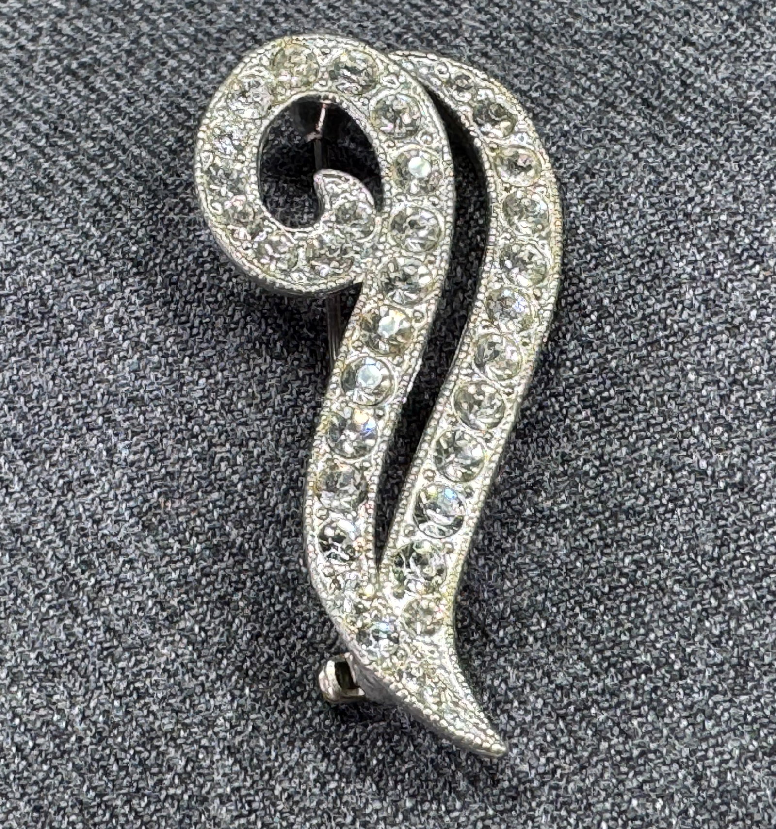 Antique clear rhinestones pot metal letter V pin brooch: Antique clear rhinestones pot metal letter V pin brooch. unmarked. For measures please refer to the pictures taken with a measuring tape. Weight: 7 Grams. This is a NO RESERVE AUCTION: there are no hi