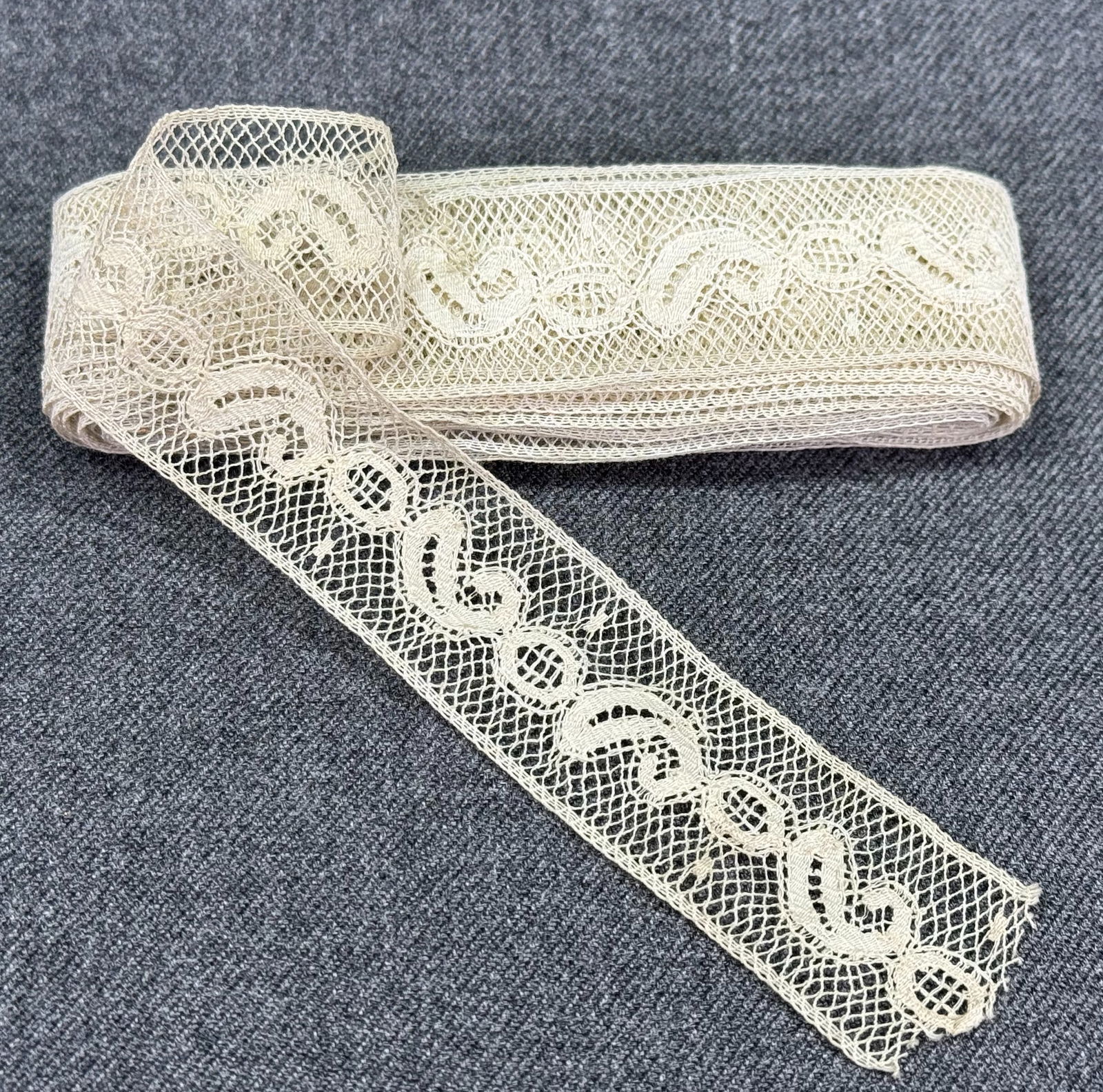 Vintage lace trim for sewing crafts. 2 1/2 yards long. Unused (1 of 4)