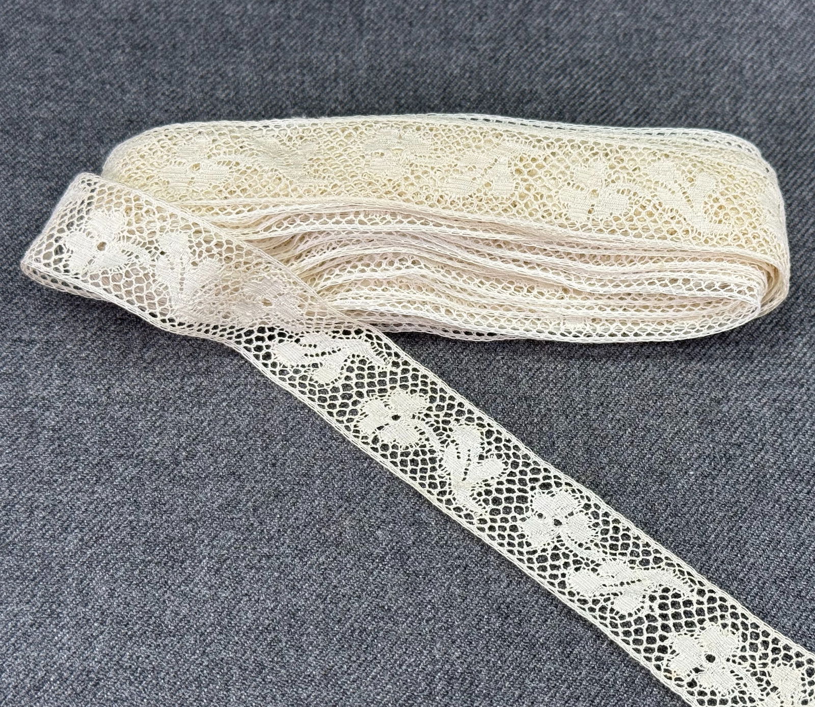 Vintage lace trim for sewing crafts. 2  3/4 yards long. Unused (1 of 4)