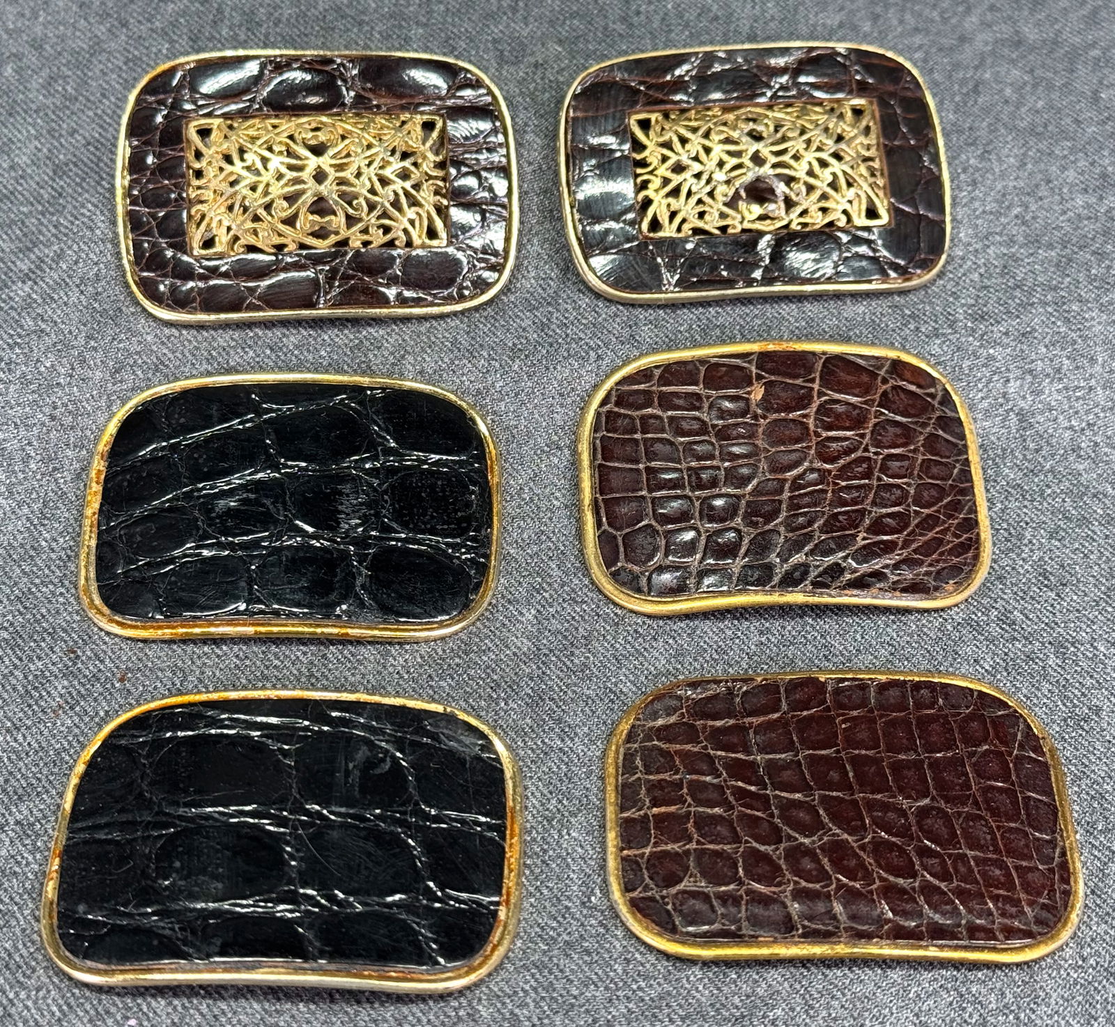 Vintage assorted lined in alligator goldtone metal shoe clip tops: Vintage assorted lined in alligator goldtone metal shoe clip tops. Unmarked. For measures please refer to the pictures taken with a measuring tape. Weight: 45 Grams. IN HOUSE Estimated* shipping and h