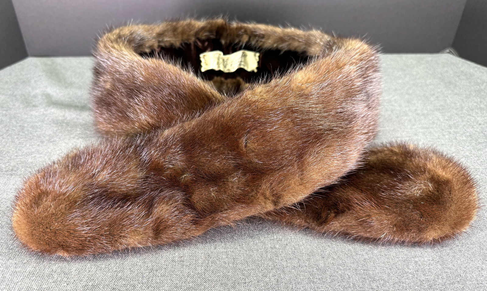 Vintage Lord & Taylor designed by Westbury mink fur scarf collar: Vintage Lord & Taylor designed by Westbury mink fur scarf collar. Fabric label. For measures please refer to the picture taken with a measuring tape. Weight: 150 Grams . IN HOUSE Estimated* shipping a