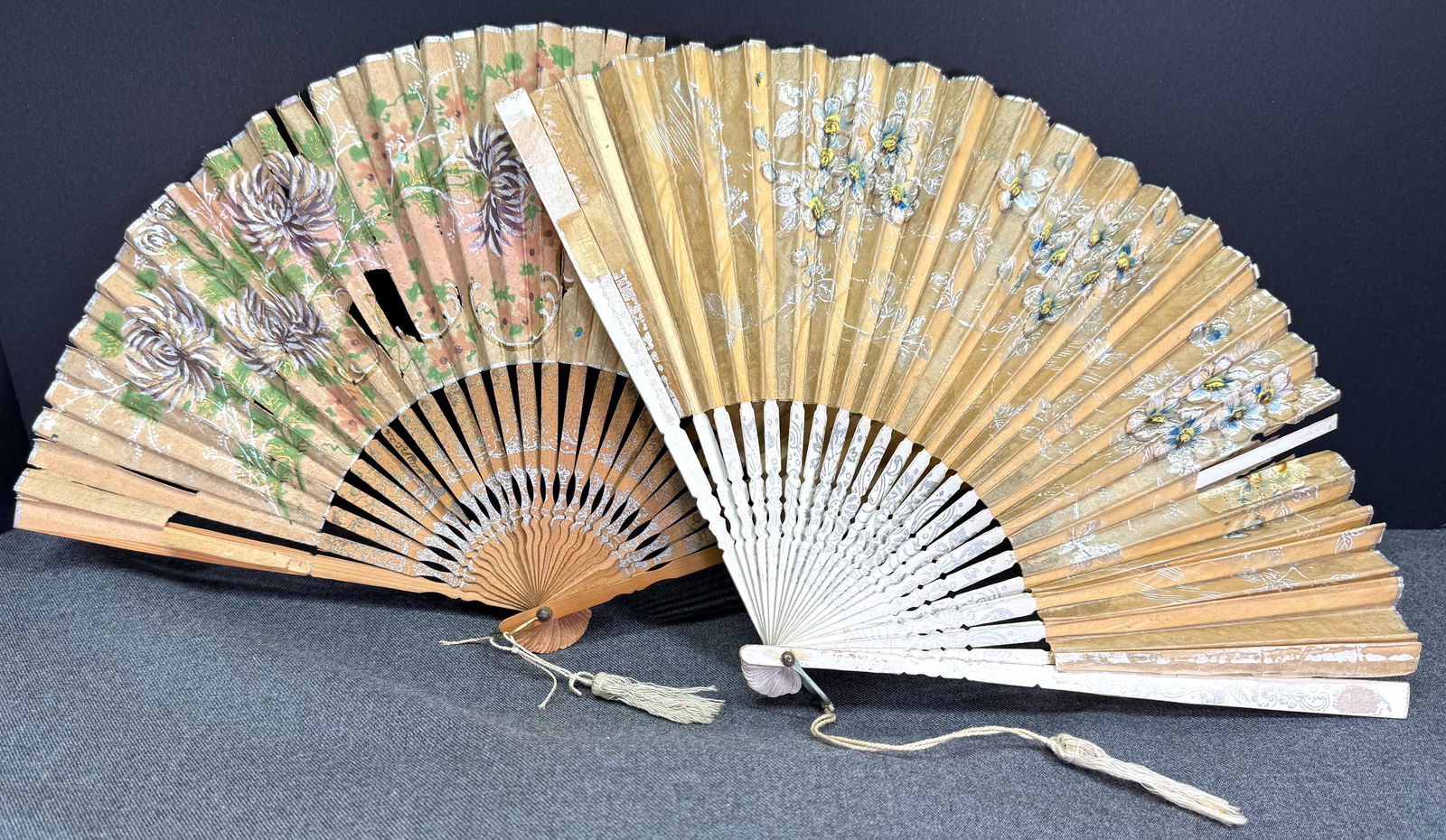 Antique Caffe Lafayette Chicago & Bissell paper & wooden Adv hand fans: Antique Caffe Lafayette Chicago & Bissell paper & wooden Adv hand fans. For measures please refer to the picture taken with a measuring tape. Weight: 28 Grams. IN HOUSE Estimated* shipping and handlin