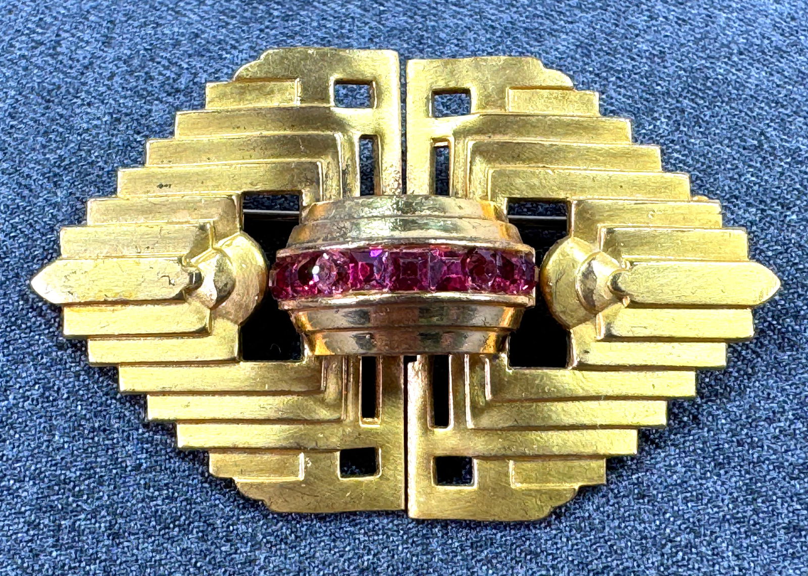 Antique Coro art deco pink crystals goldtoned brooch pin: Antique Coro art deco pink crystals goldtoned brooch pin. Marked. For measures please refer to the pictures taken with a measuring tape. Weight: 21 Grams. IN HOUSE Estimated* SHIPPING & HANDLING COST