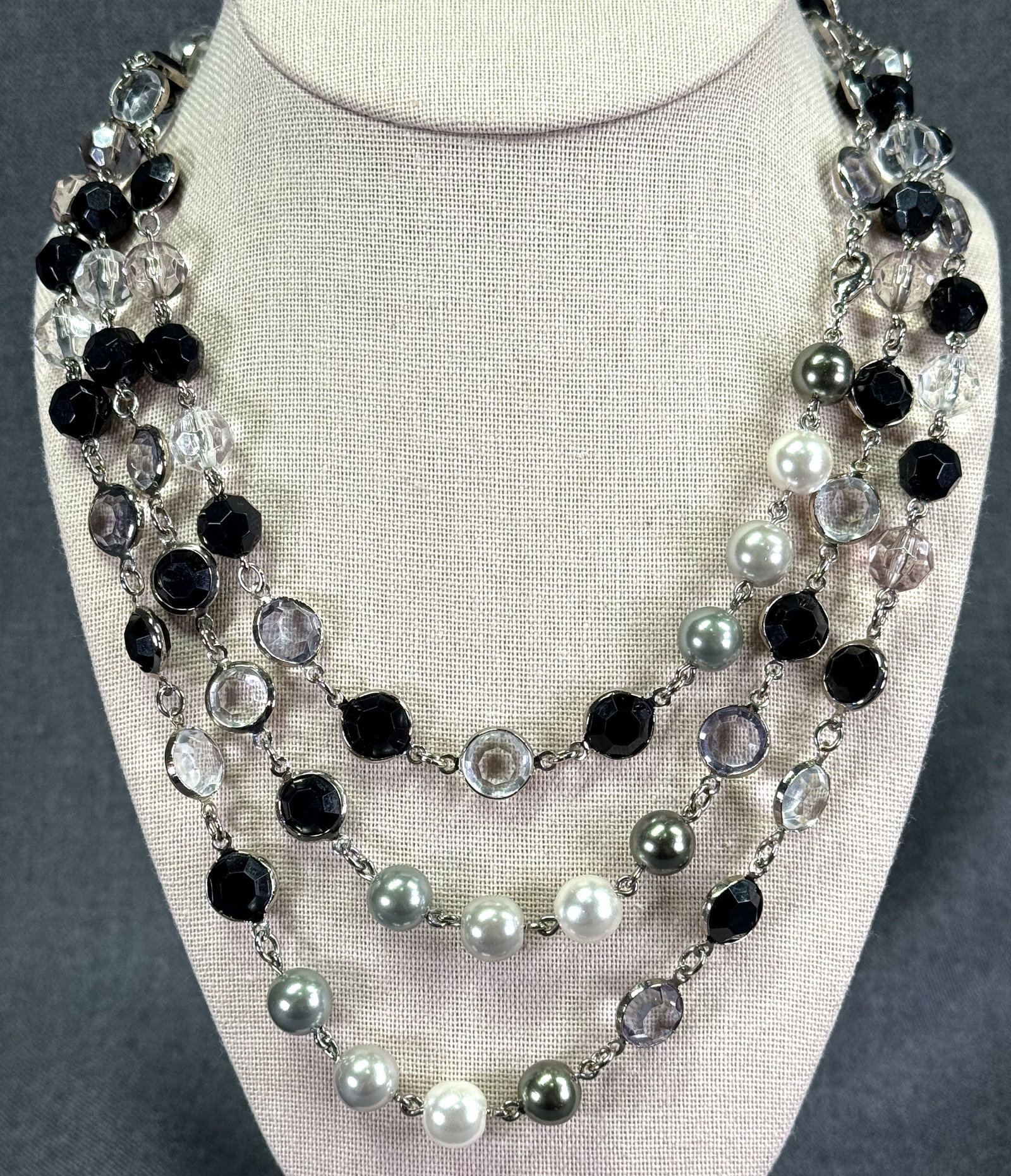 Flapper style faceted clear & black lucite bezel & pearly beads silvertoned necklace: Flapper style faceted clear & black lucite bezel & pearly beads silvertoned necklace. Unmarked. For measures please refer to the pictures taken with a measuring tape. Weight: 1AP Grams. IN HOUSE Estim