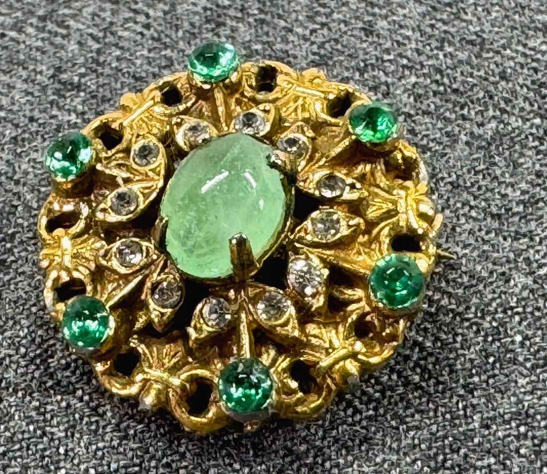 Vintage Coro green & clear crystals goldtoned rounded brooch pin: Vintage Coro green & clear crystals goldtoned rounded brooch pin. Marked. For measures please refer to the pictures taken with a measuring tape. Weight: 6 Grams. IN HOUSE Estimated* SHIPPING & HANDLIN