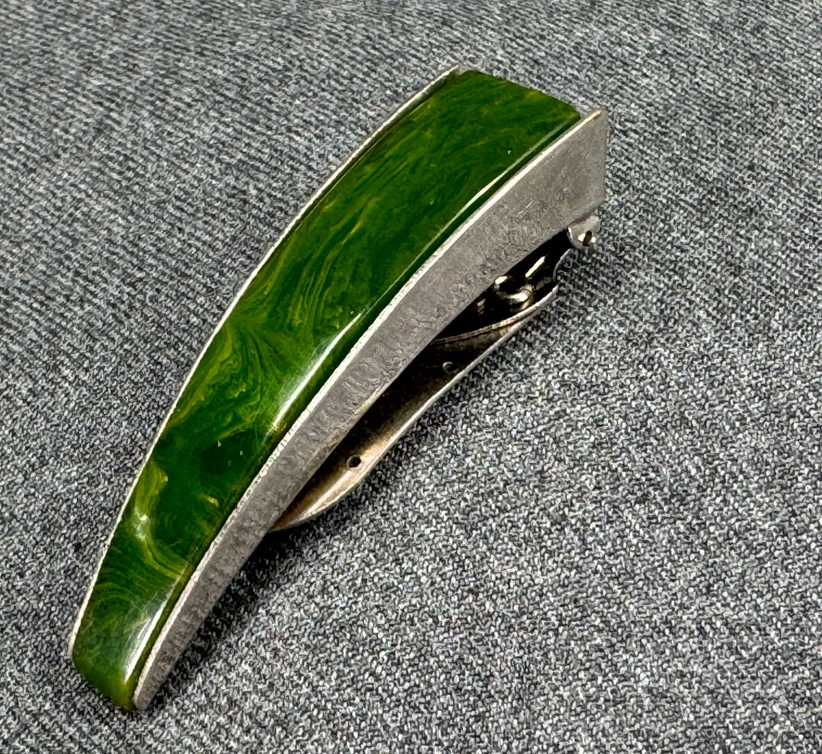 Antique art deco Bengel style spinach bakelite silvertoned clip brooch: Antique art deco Bengel style spinach bakelite silvertoned clip brooch. Unmarked. For measures please refer to the pictures taken with a measuring tape. Weight:18 Grams. IN HOUSE Estimated* SHIPPING &